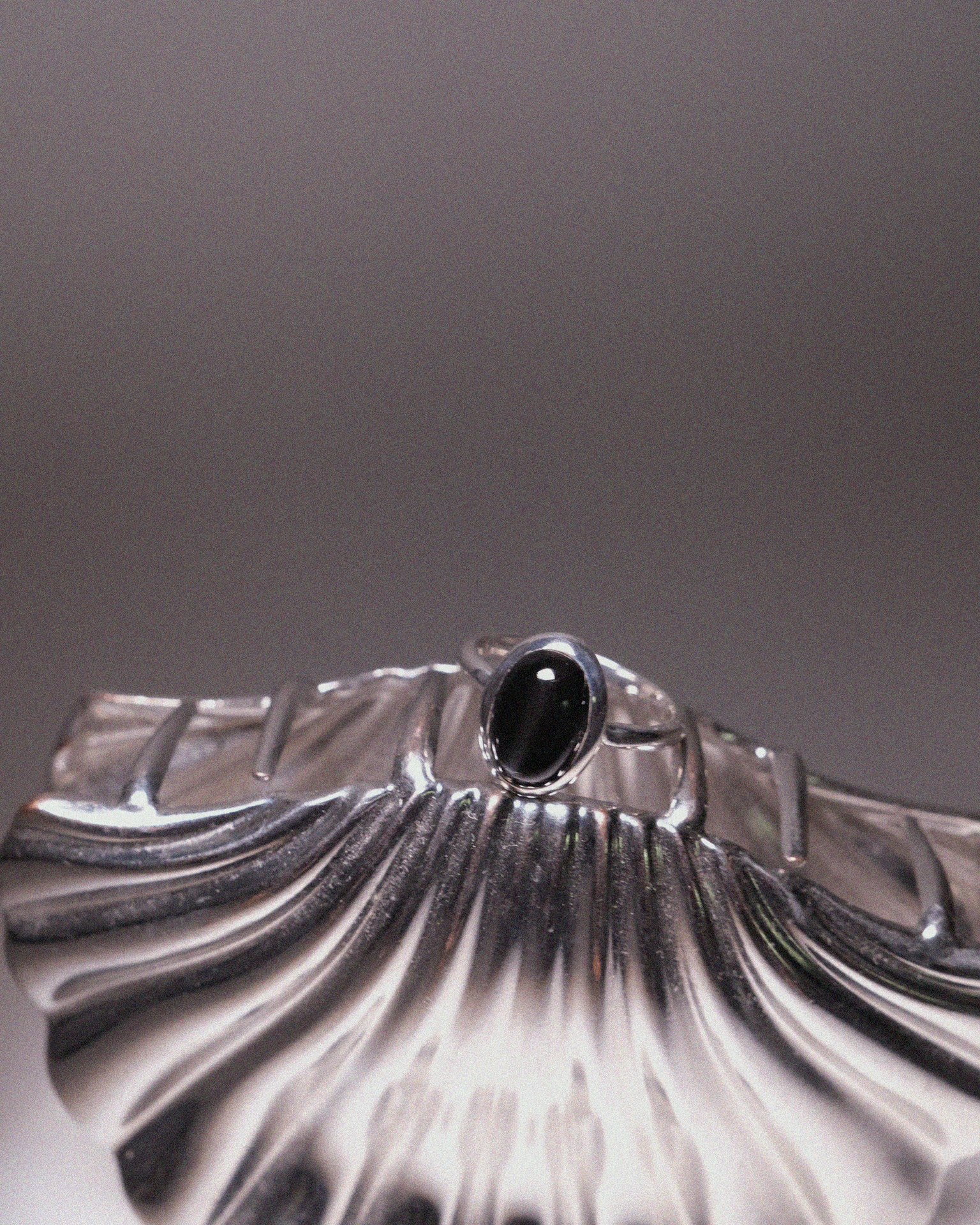 кольцо omega с черным звездчатым диопсидом