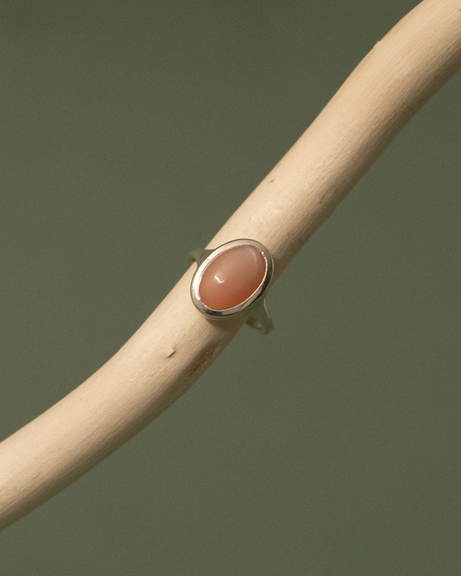 кольцо omega с персиковым лунным камнем