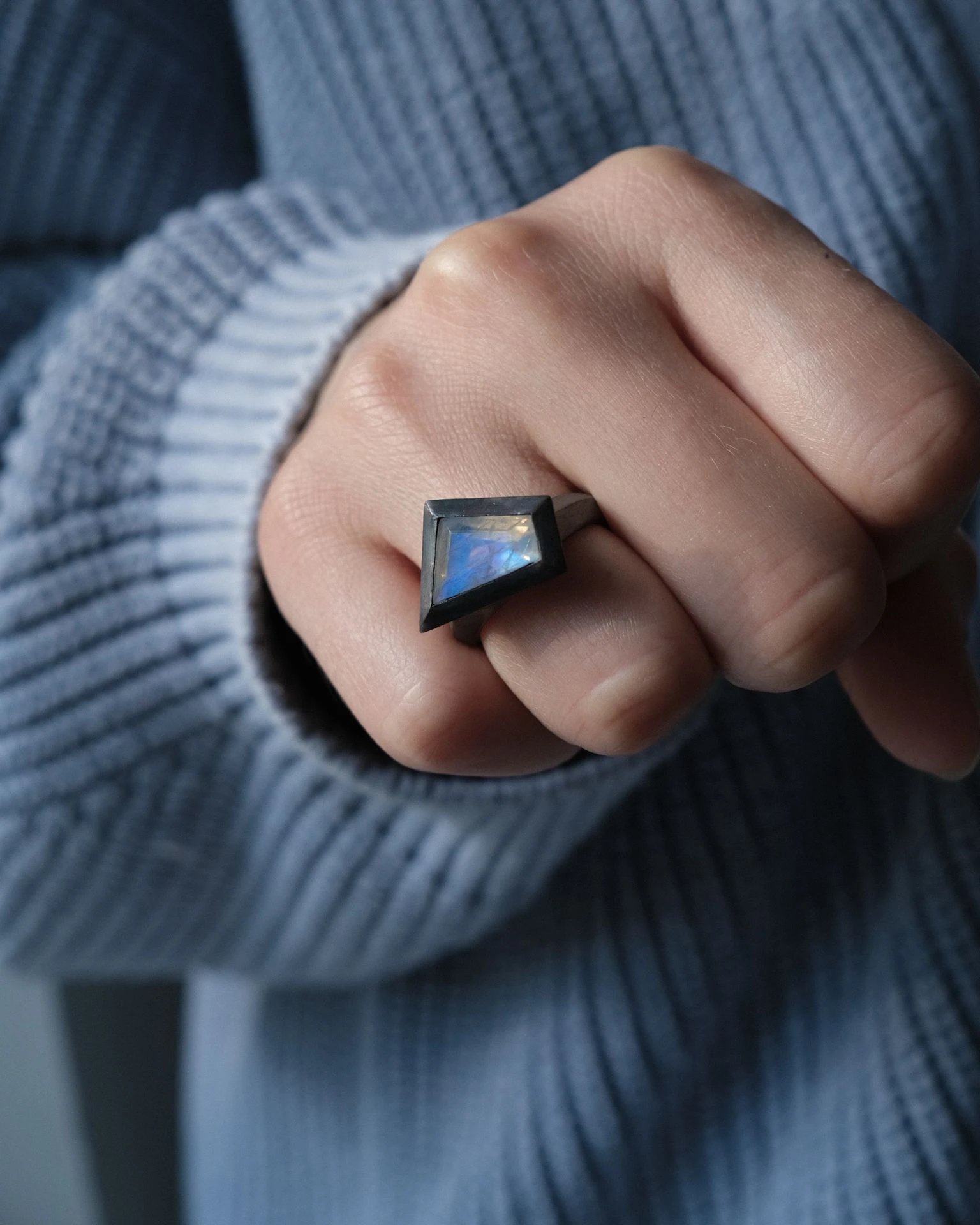 кольцо demantur с лунным камнем