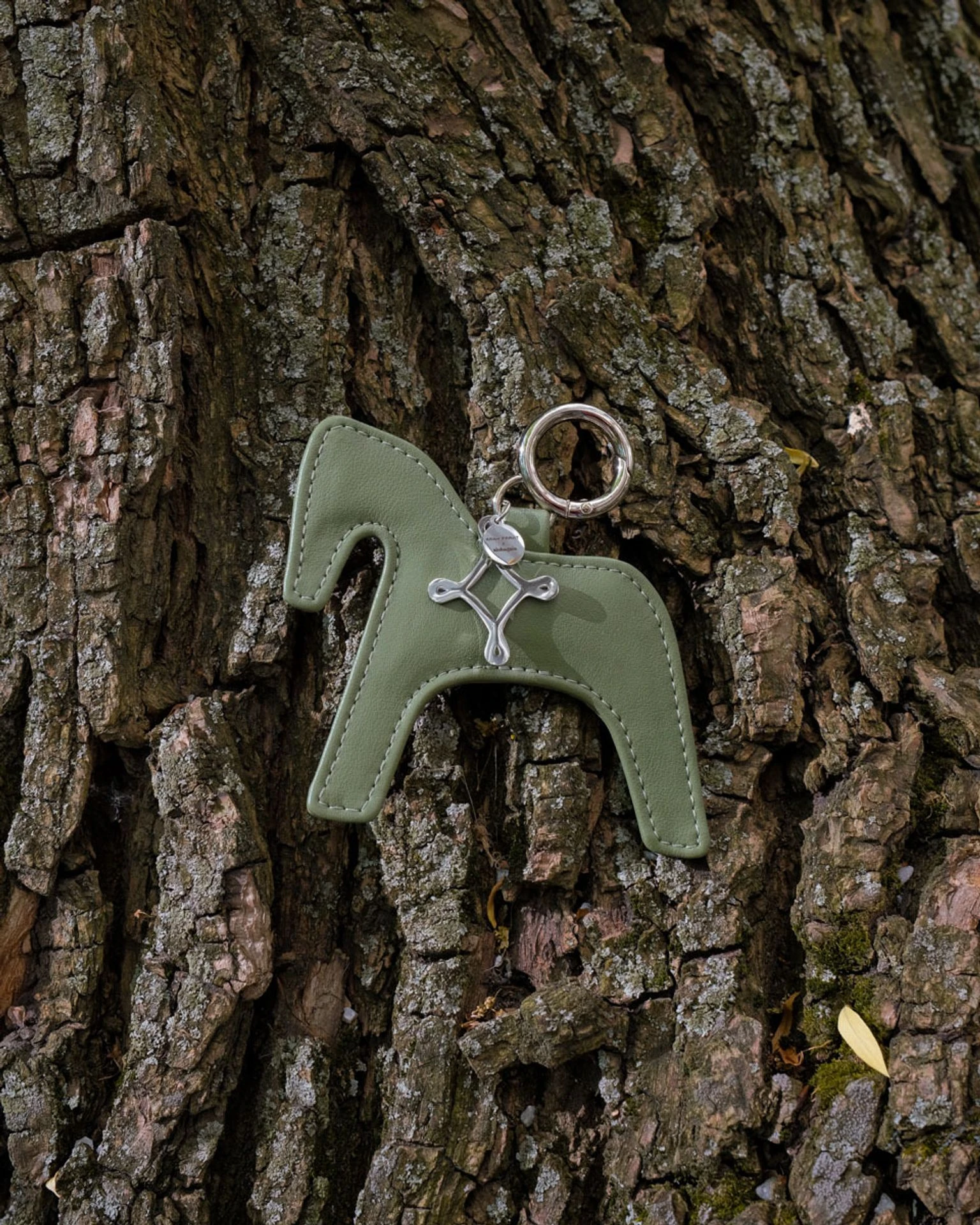 брелок arny praht x alohagaia (оливковый)