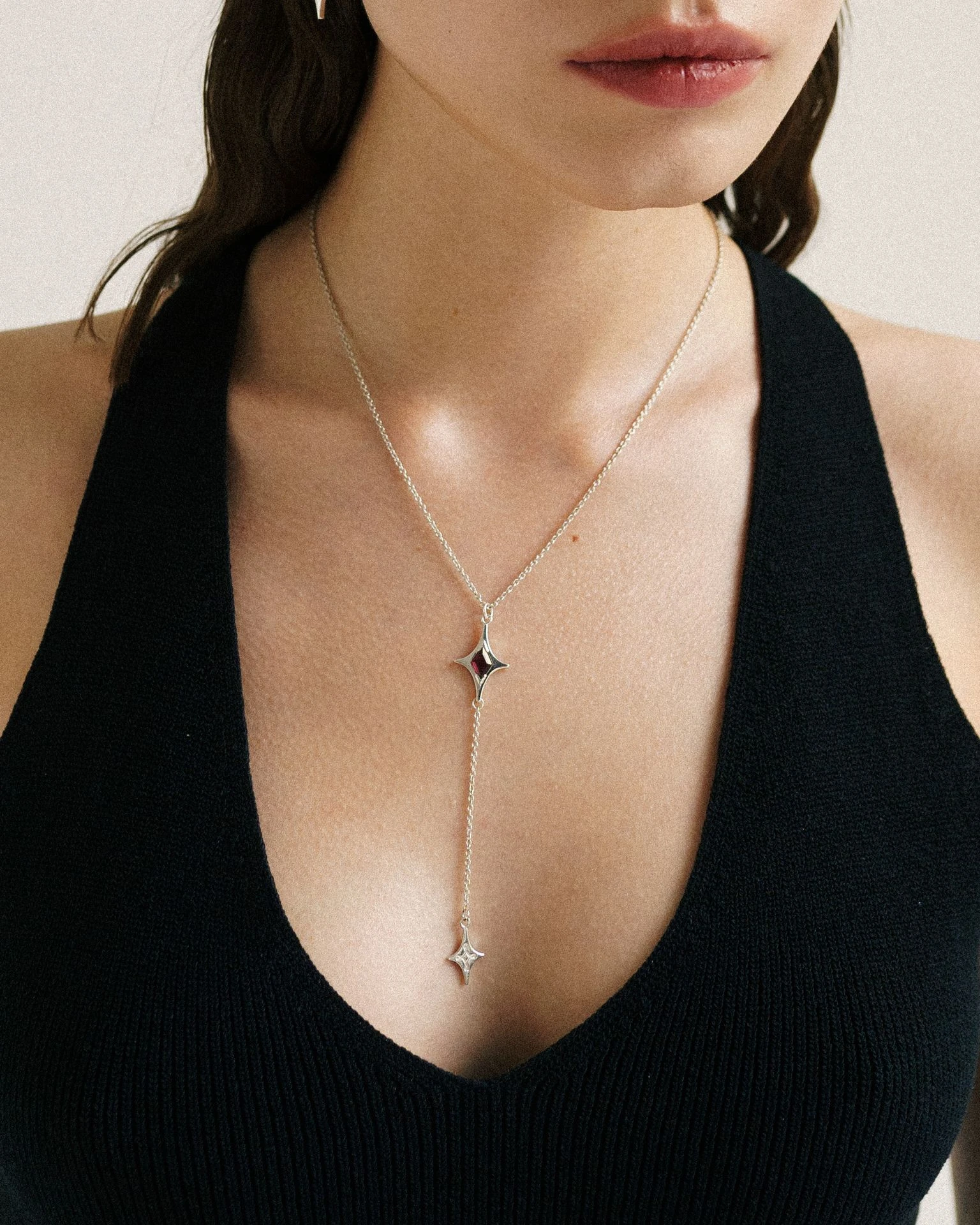 подвеска-галстук mar с красным гранатом