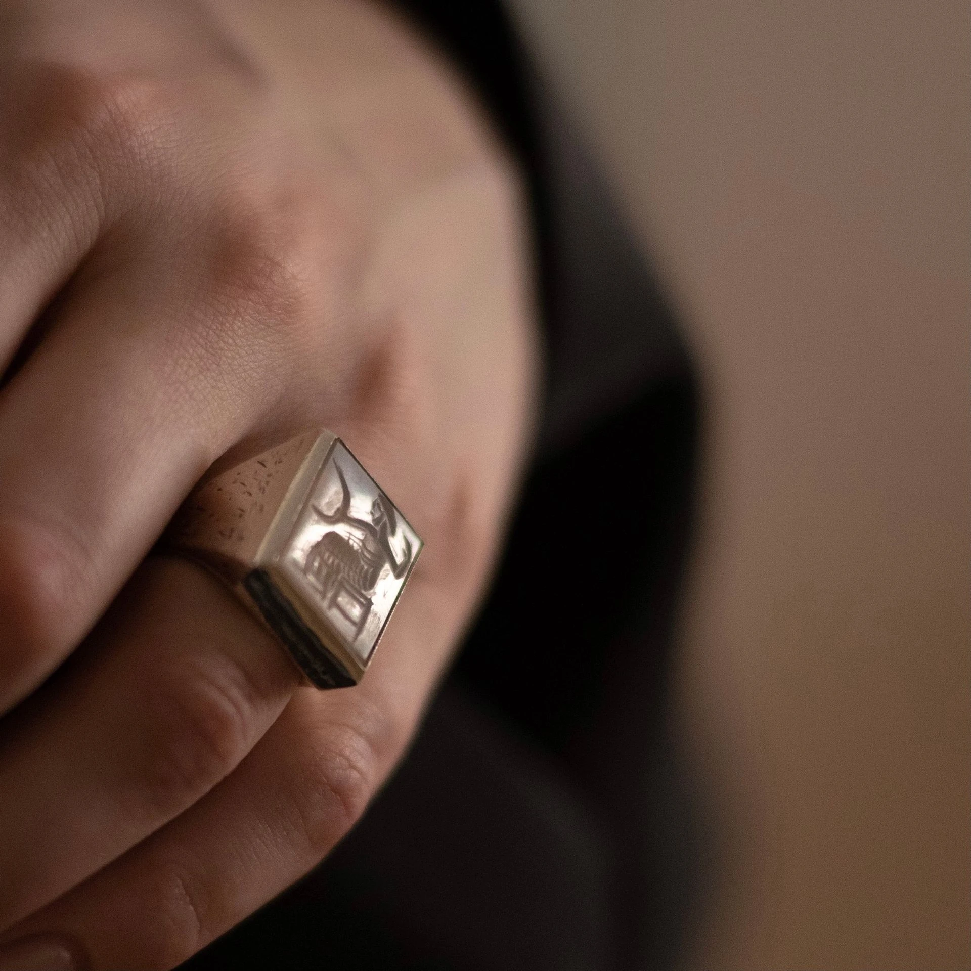 lab090 кольцо-печатка с инталией 16 (кварц)