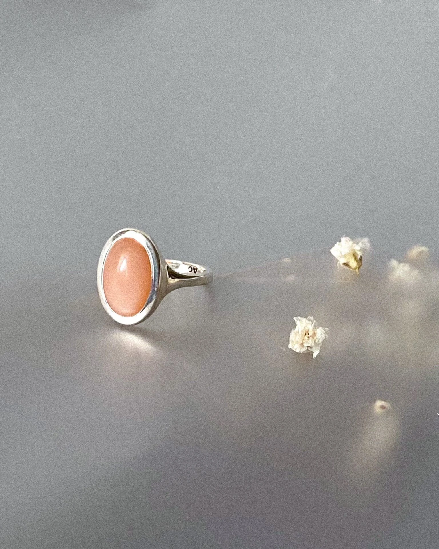 кольцо omega с персиковым лунным камнем