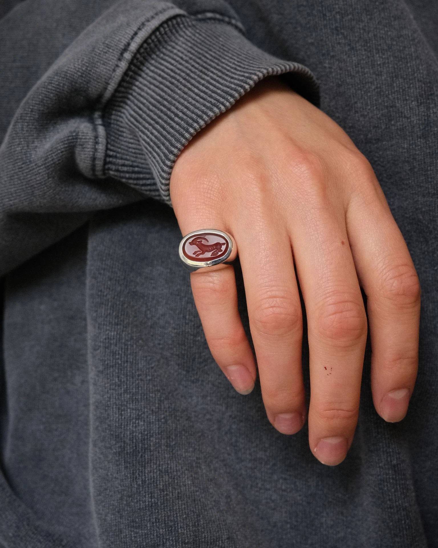 кольцо-печатка lab225 с инталией 13.5 размера (сердолик)