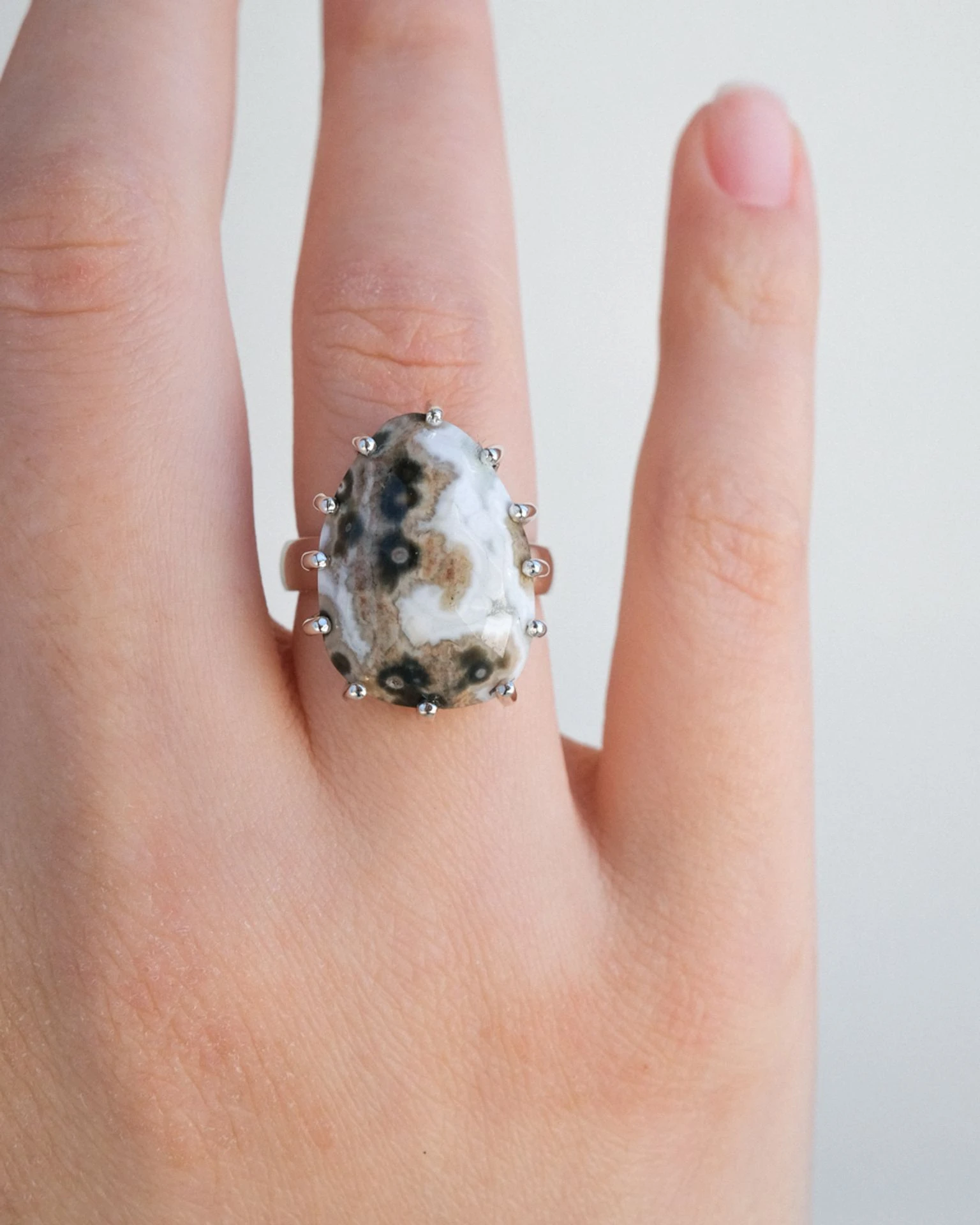 кольцо ocean bloom 16 размер (яшма)