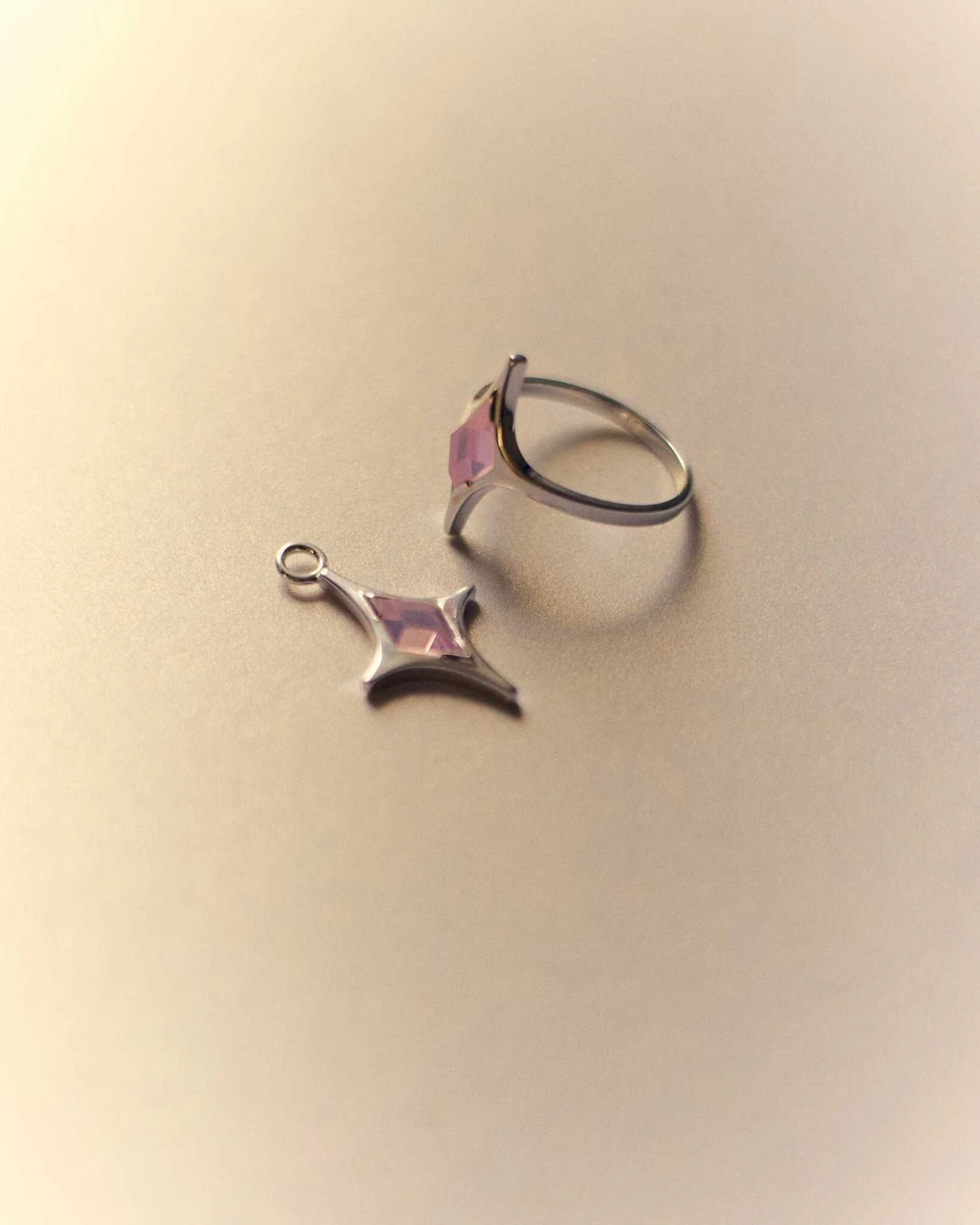 шарм mar с розовым опалом