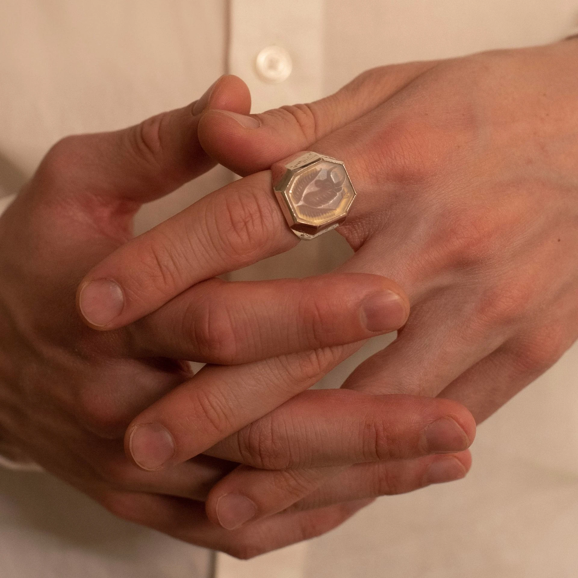 lab089 кольцо-печатка с инталией 19.5 (кварц)