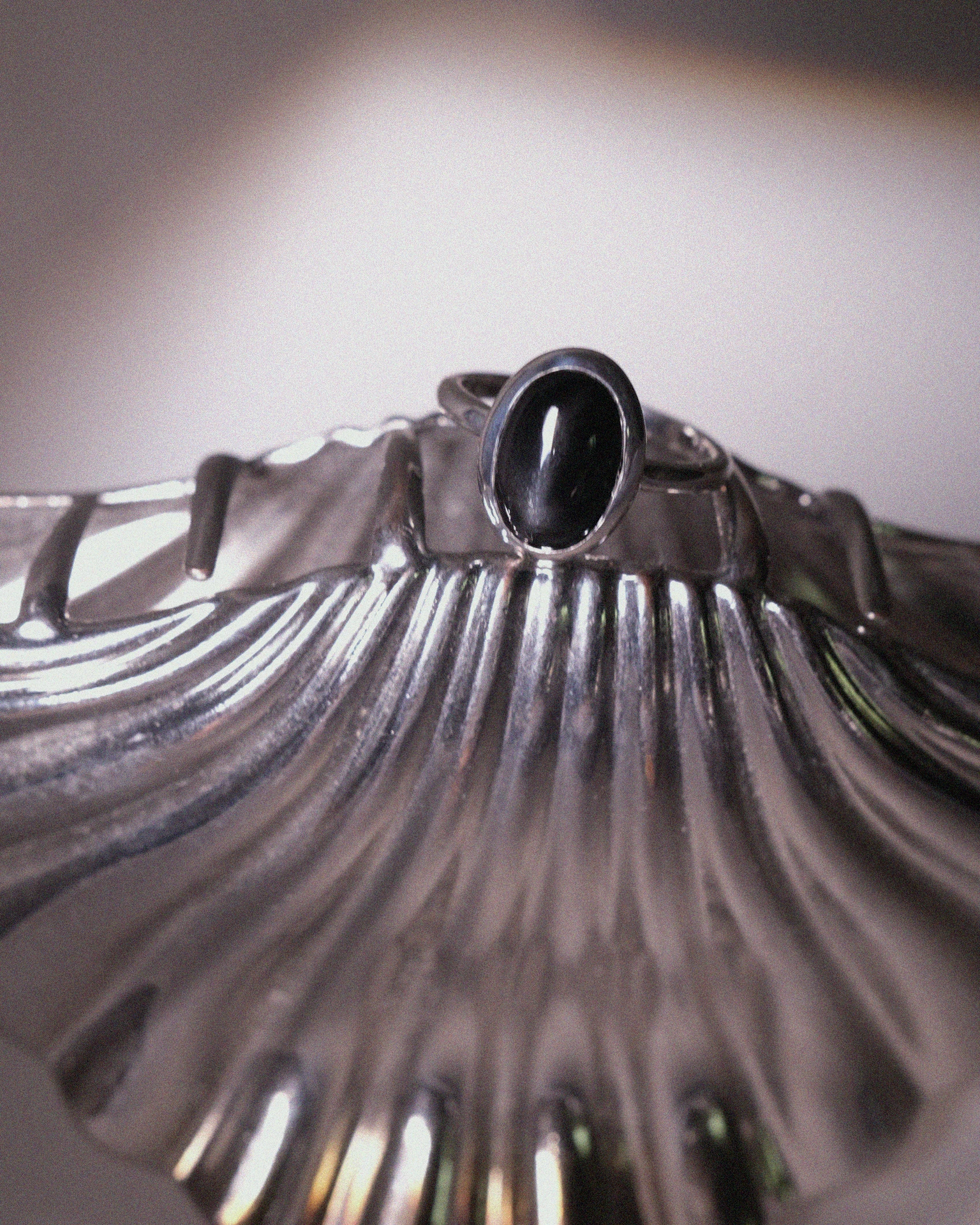 кольцо omega с черным звездчатым диопсидом