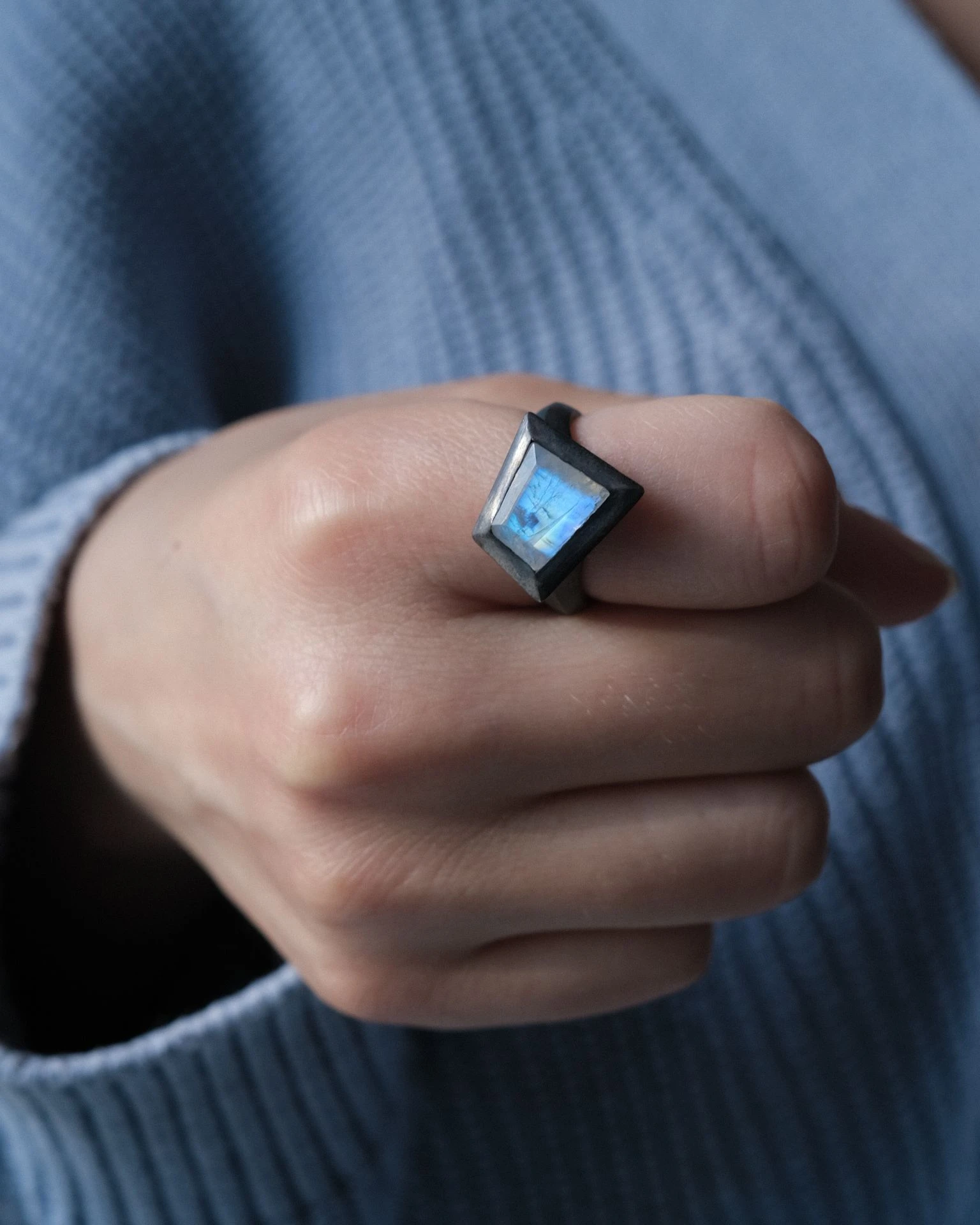 кольцо demantur с лунным камнем