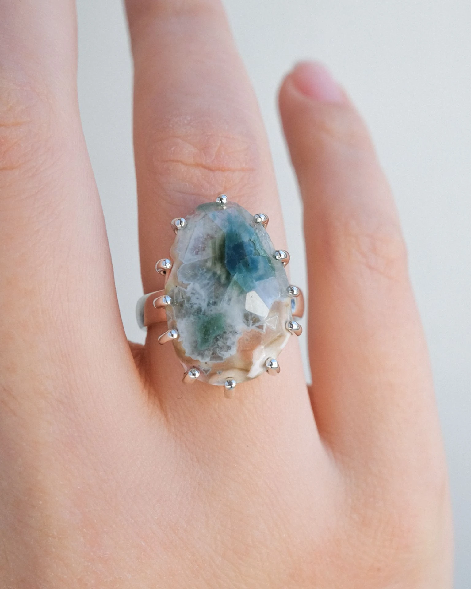 кольцо ocean bloom 16 размер (яшма)