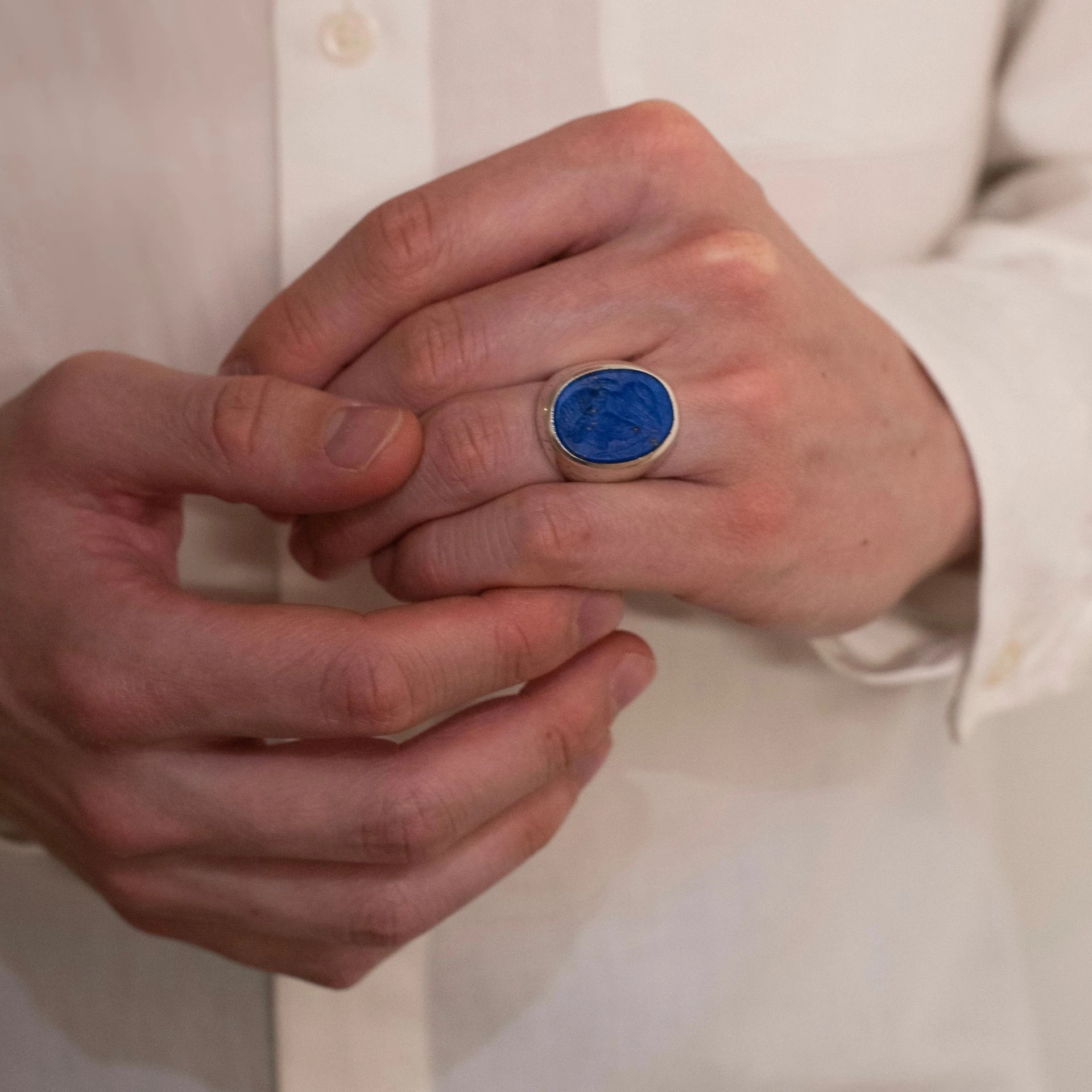 lab084 кольцо-печатка с инталией 18 (лазурит)