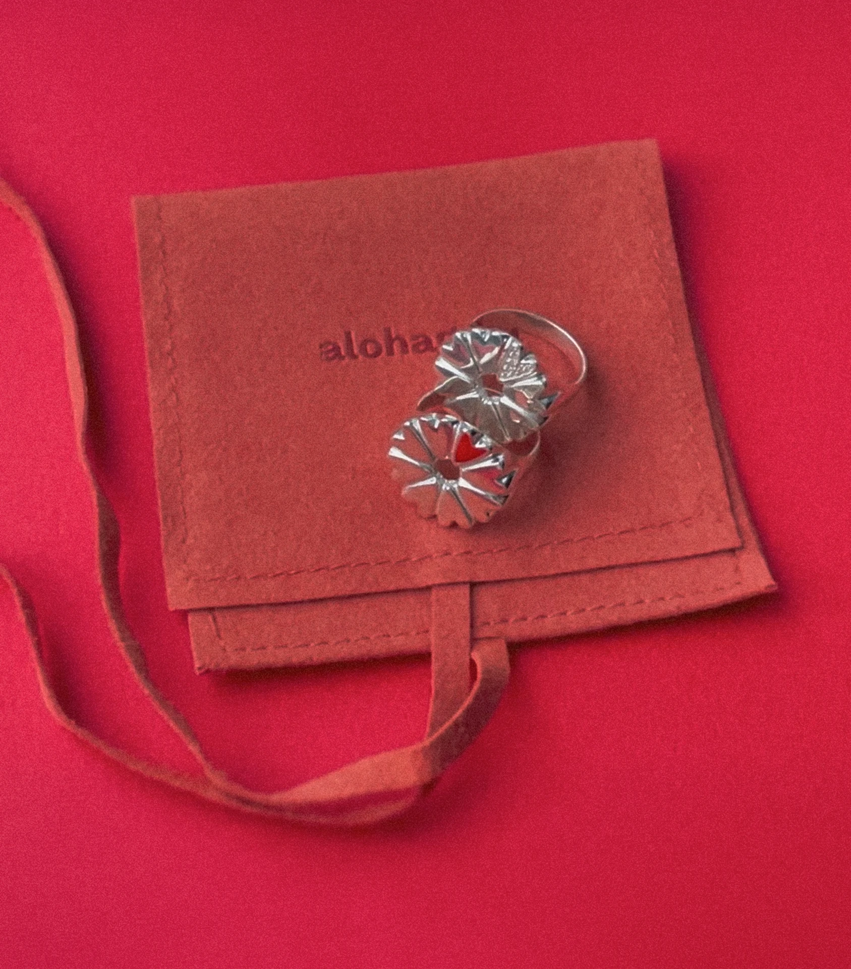 кольцо-печатка flover с белым топазом