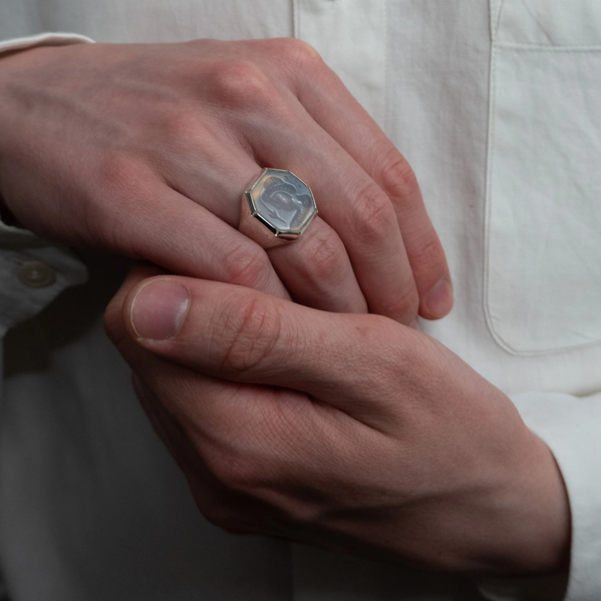 lab098 кольцо-печатка с инталией 18 (кварц)