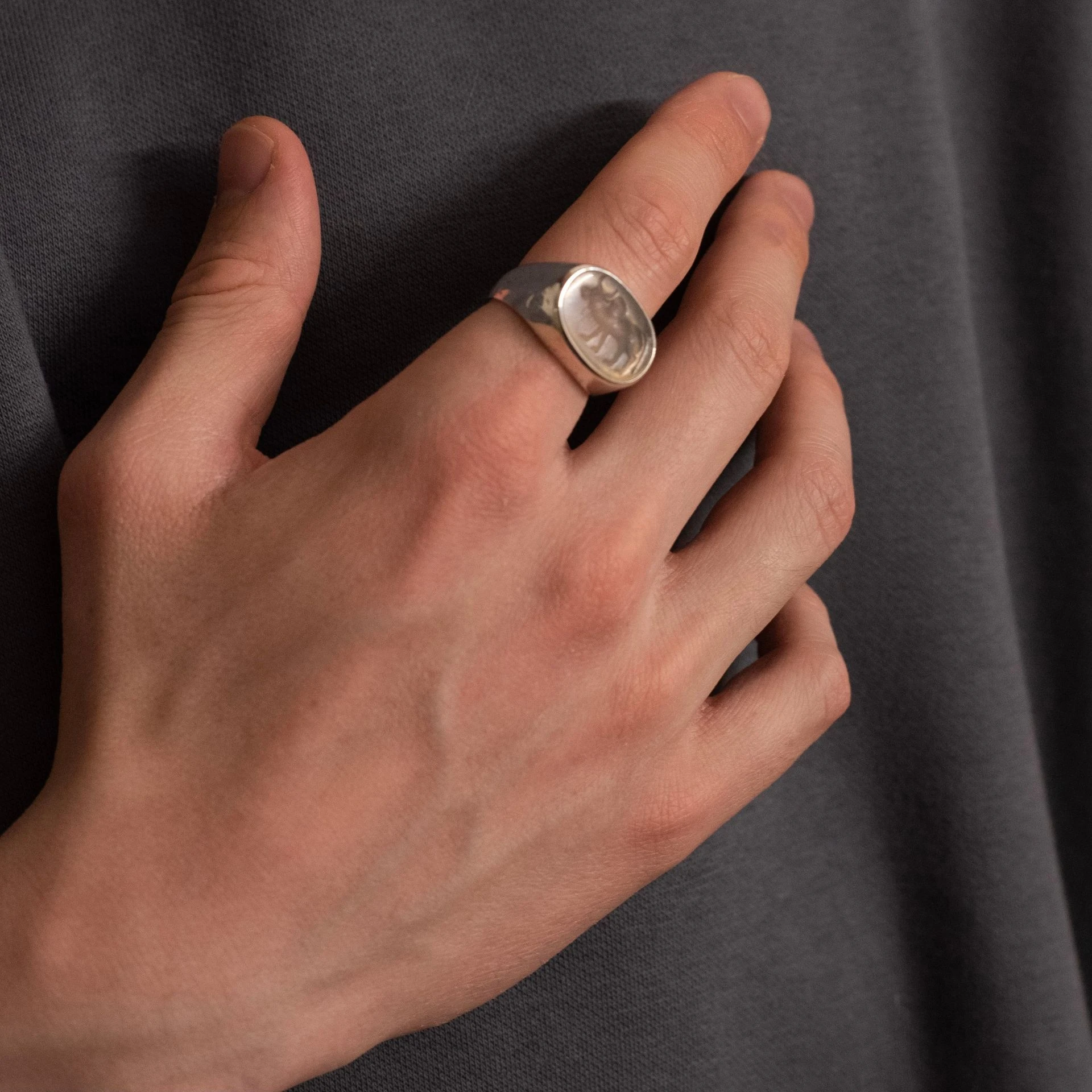 lab092 кольцо-печатка с инталией 20.5 (кварц)