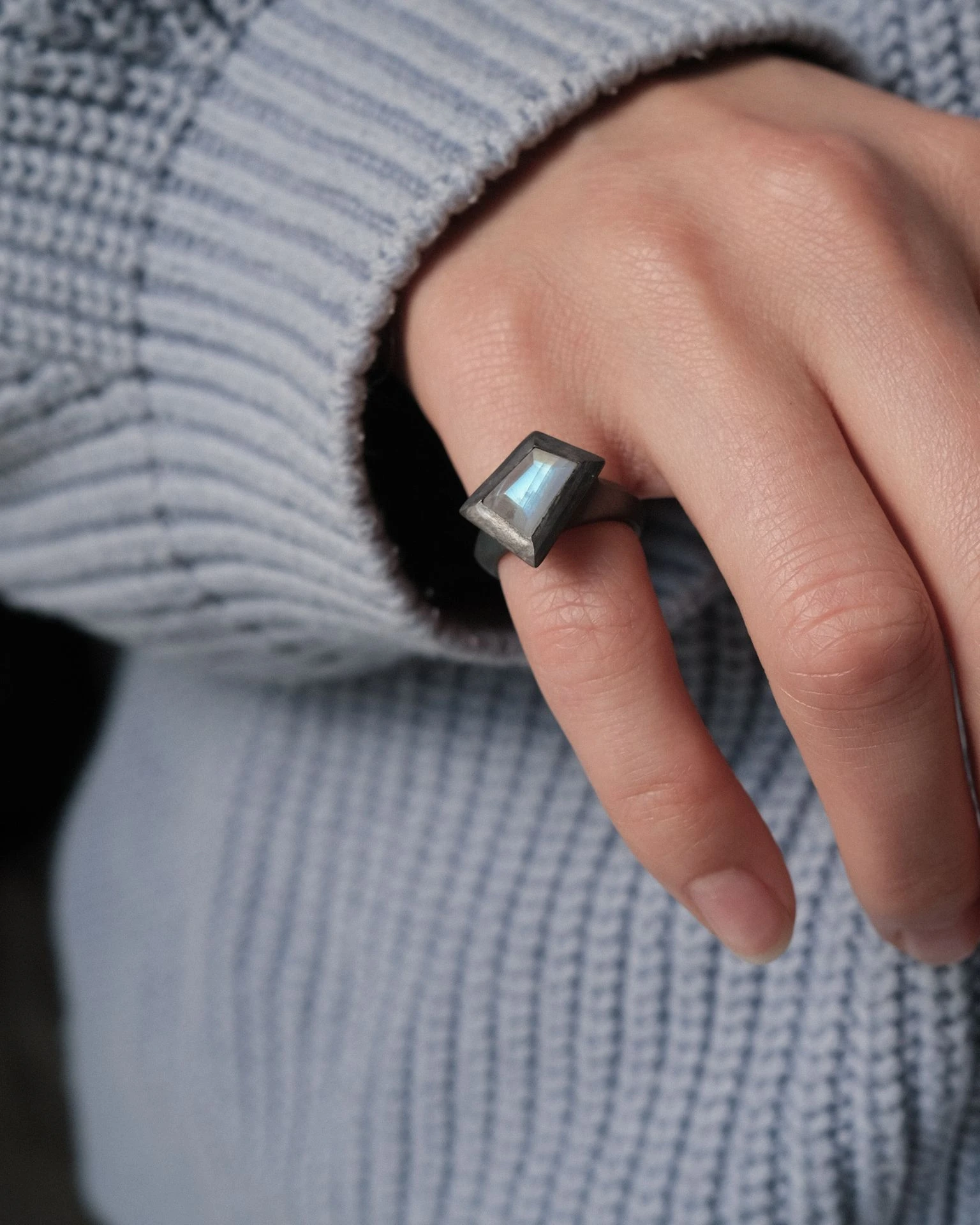 кольцо demantur с лунным камнем