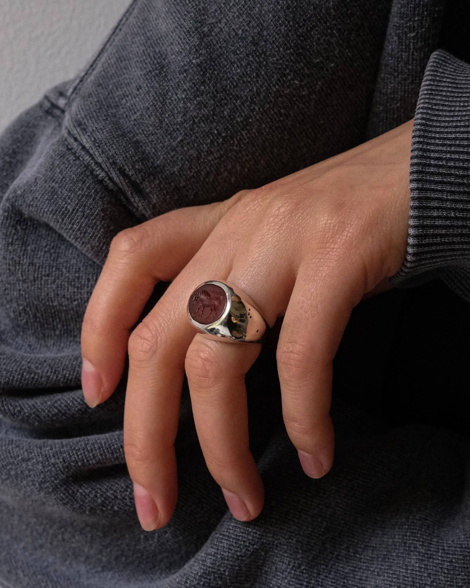 кольцо-печатка lab237 с инталией 15.5 размера (сердолик)