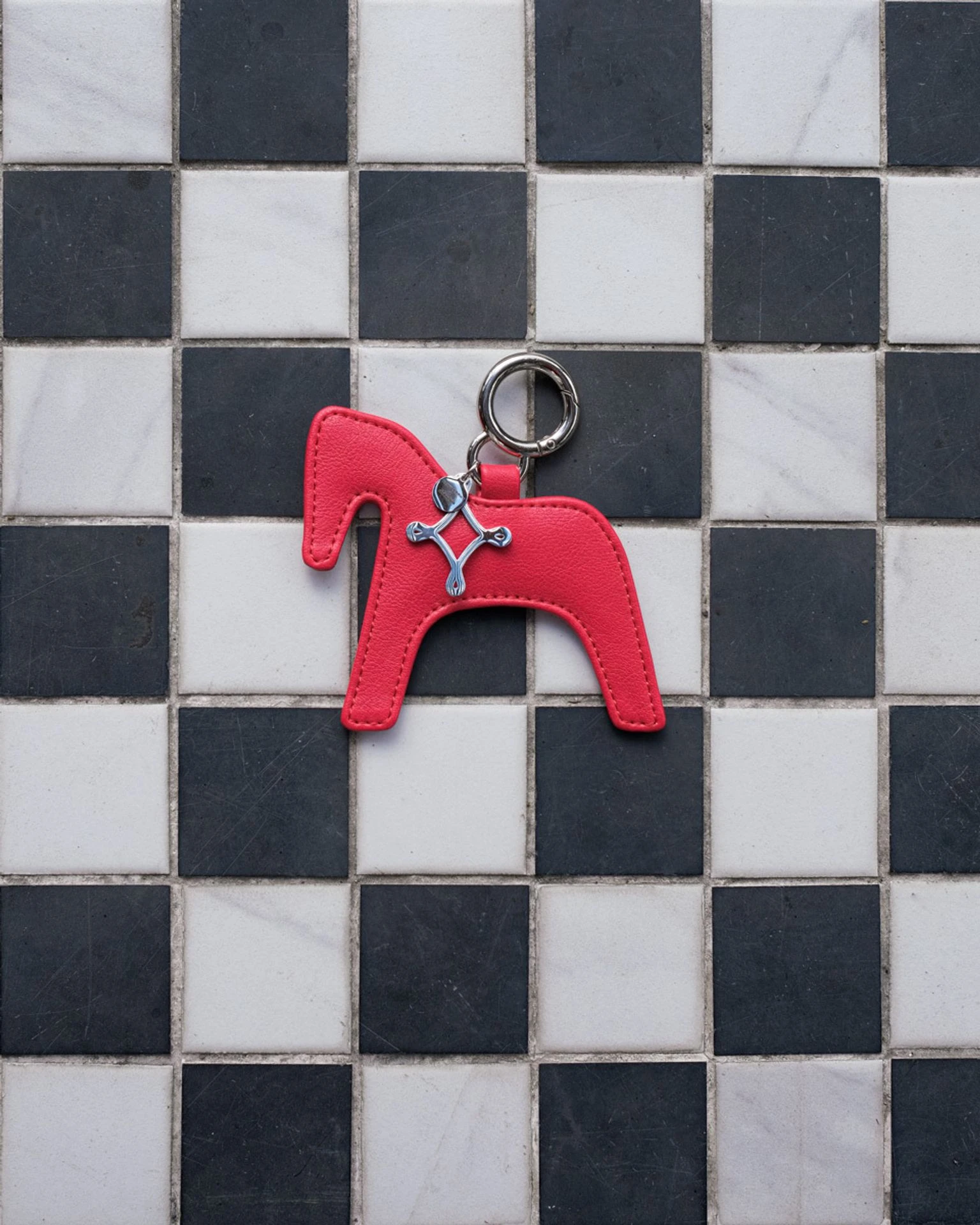 брелок arny praht x alohagaia (красный)