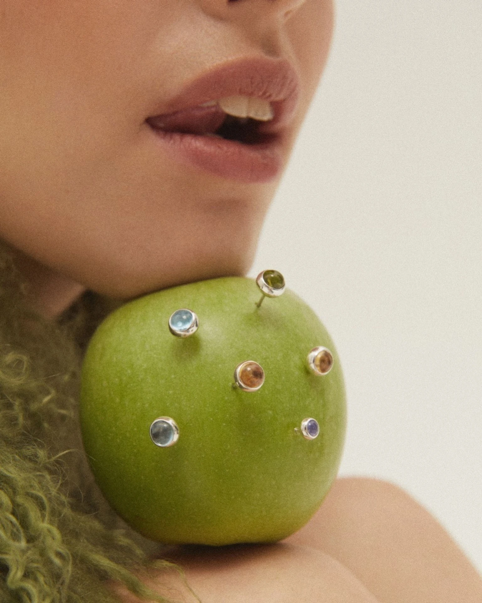 моносерьга alpha с перидотом (родирование)