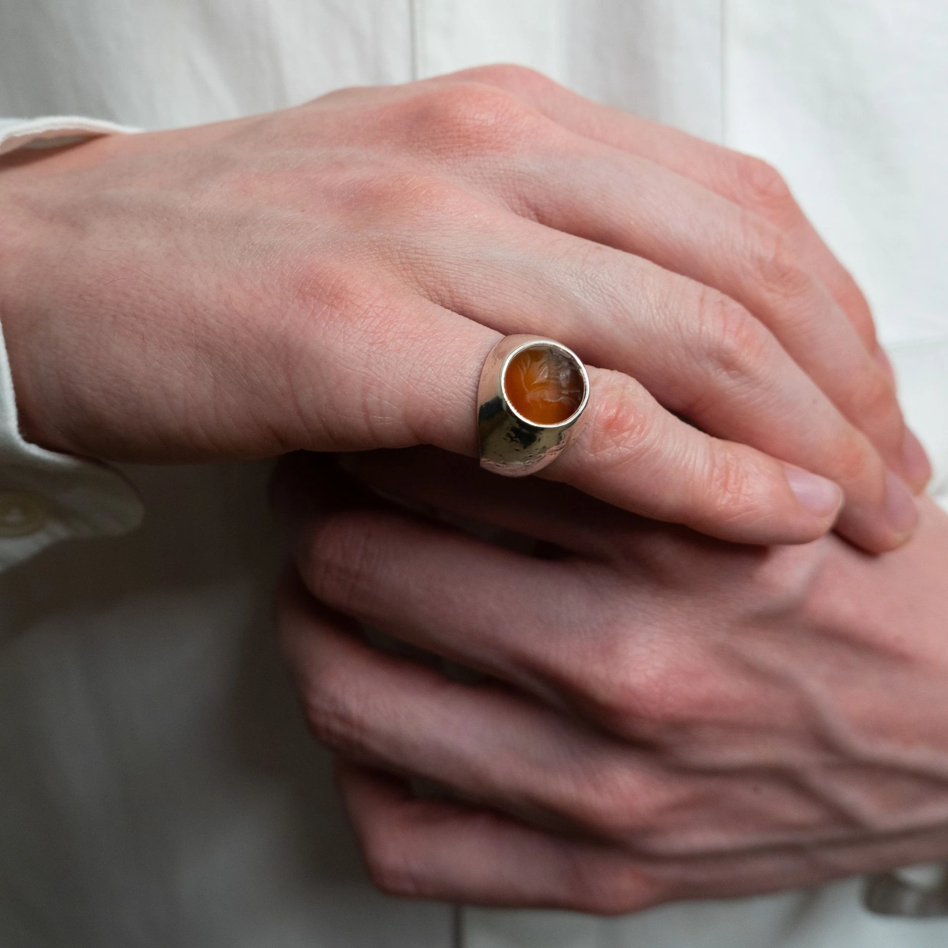 lab105 кольцо-печатка с инталией 17 (сердолик)