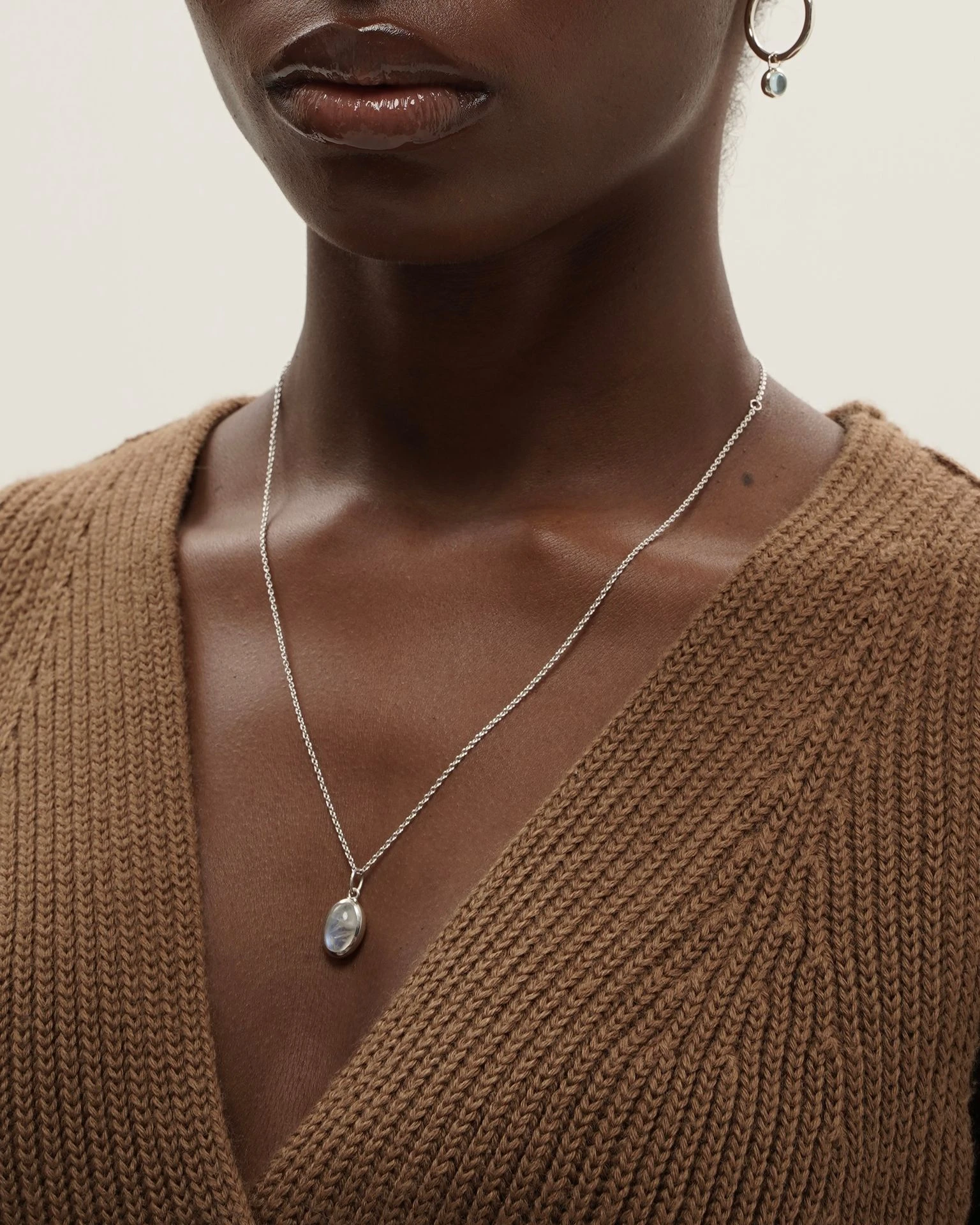 подвеска omega с лунным камнем