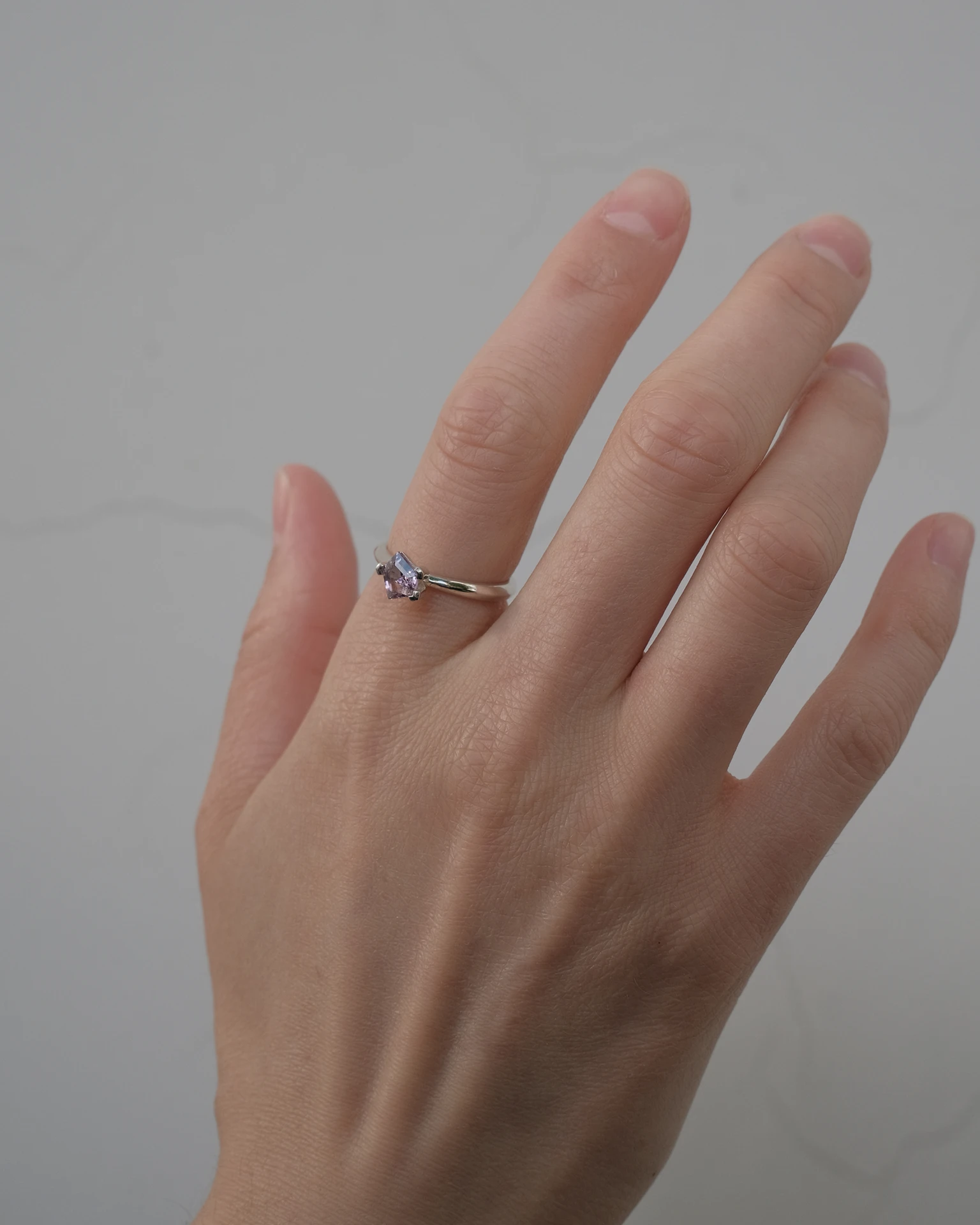 lab462 кольцо со шпинелью свободной огранки размер 17.0