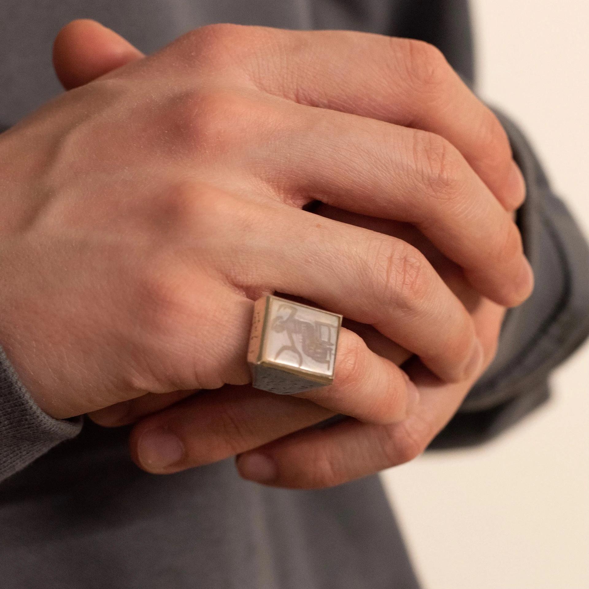 lab090 кольцо-печатка с инталией 16 (кварц)