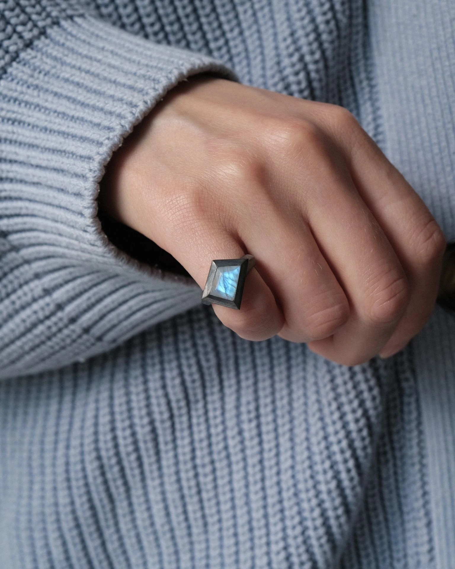 кольцо demantur с лунным камнем