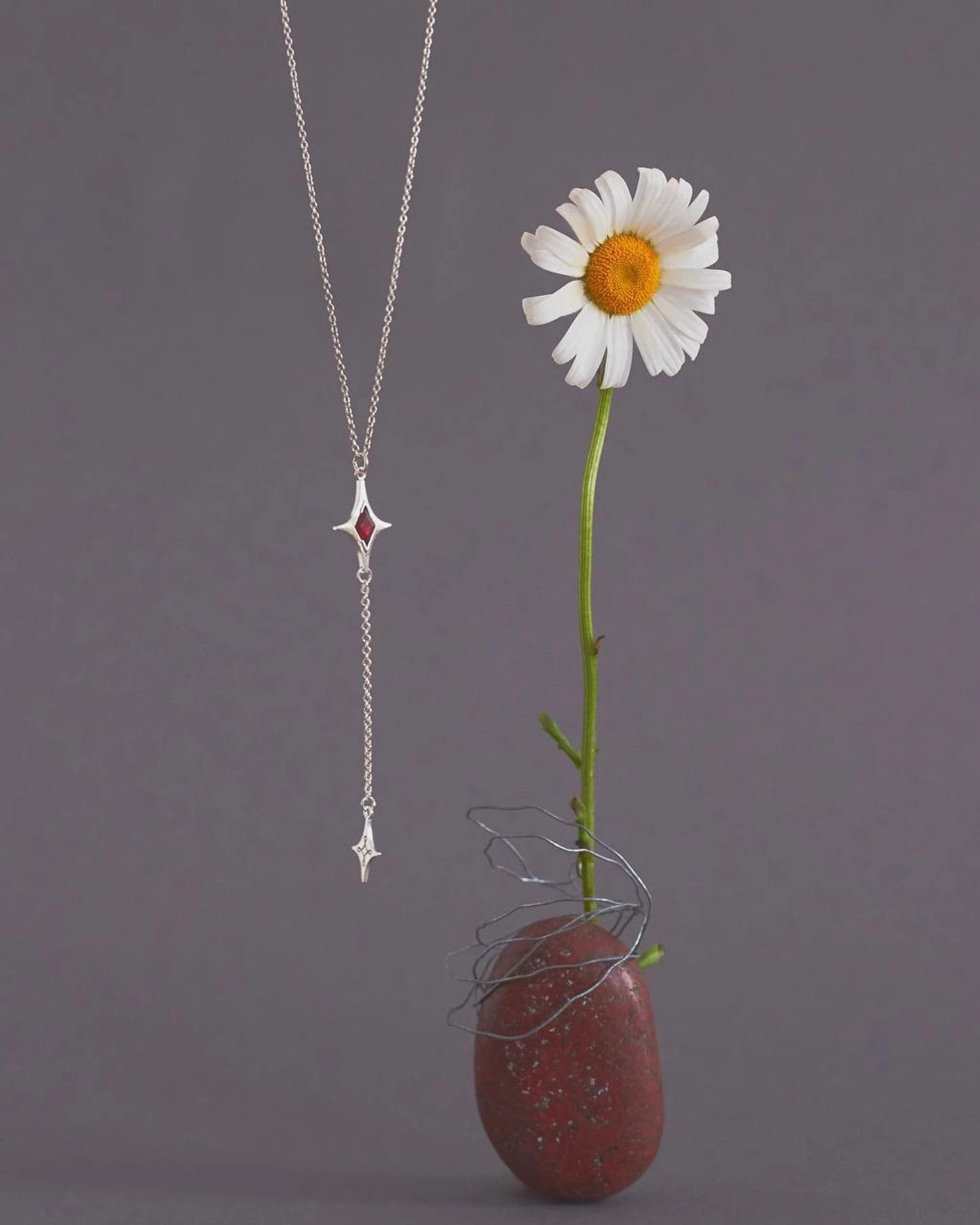 подвеска-галстук mar с красным гранатом