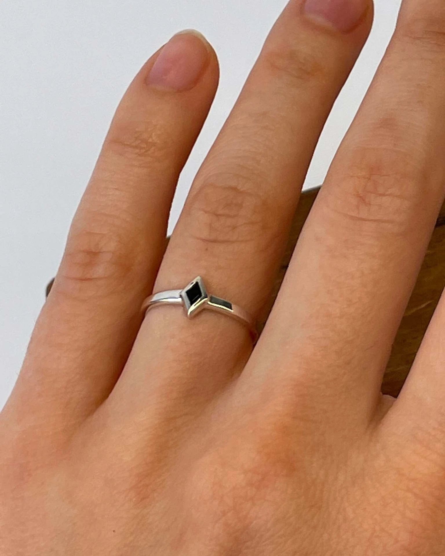 кольцо на фалангу rhombi с черным ониксом