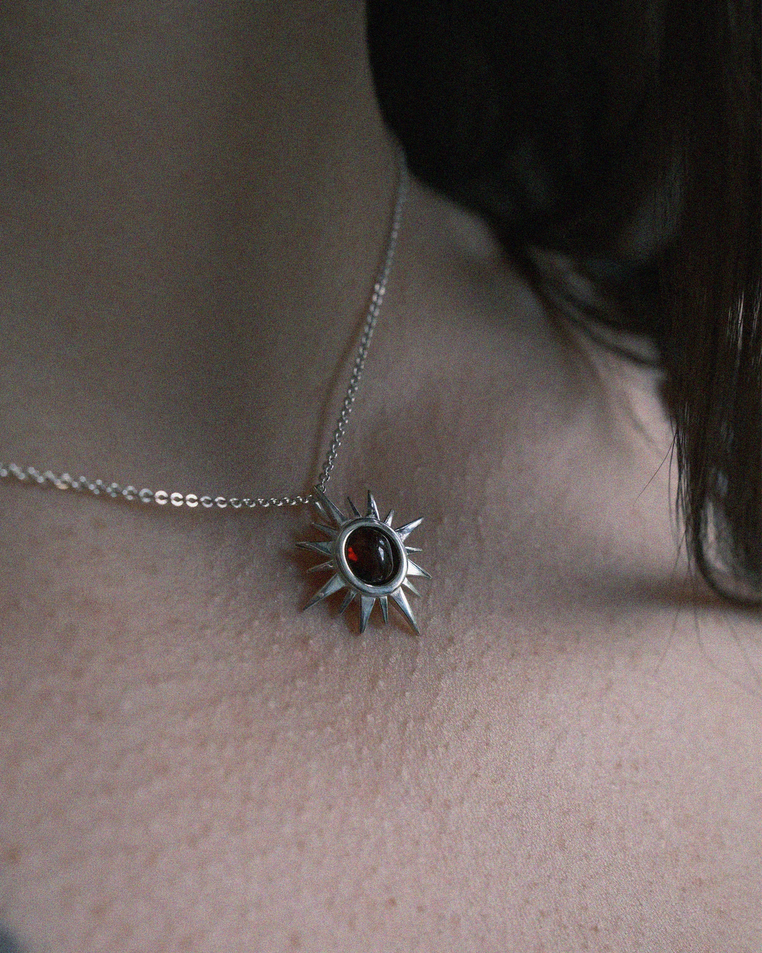 подвеска polar с красным гранатом на цепочке 40-45 см (родирование)