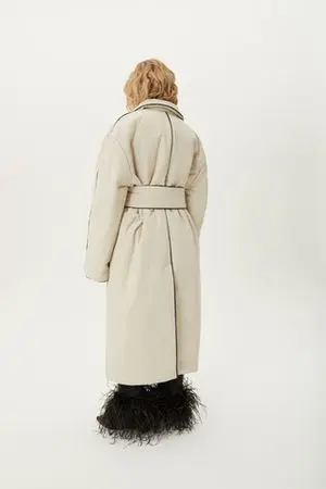 Объемное утепленное пальто с кантом, бежевое