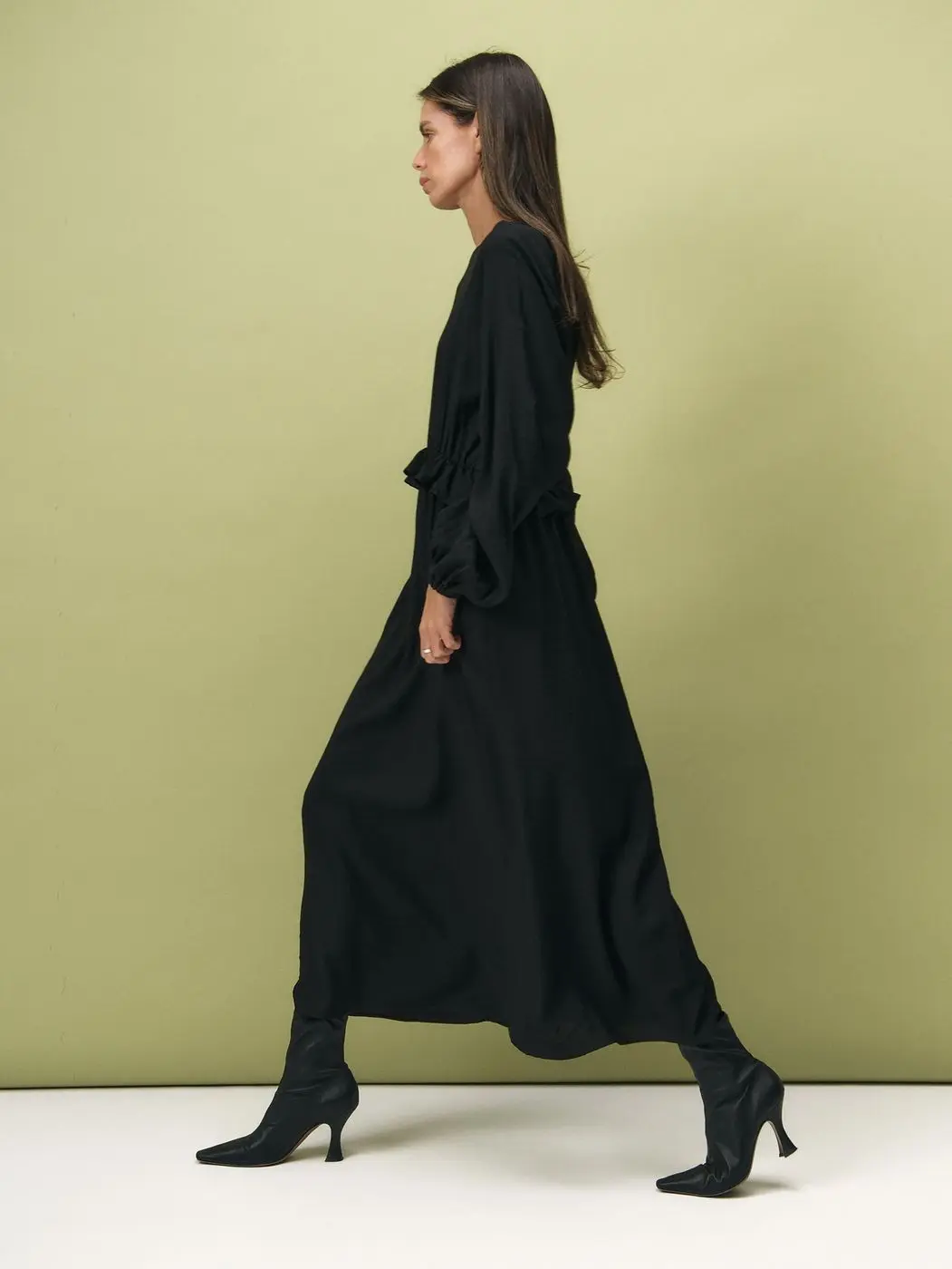 Платье фактурное с рюшем на талии, черный