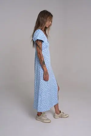 Платье миди с разрезом из вискозы, голубой (принт:цветы)