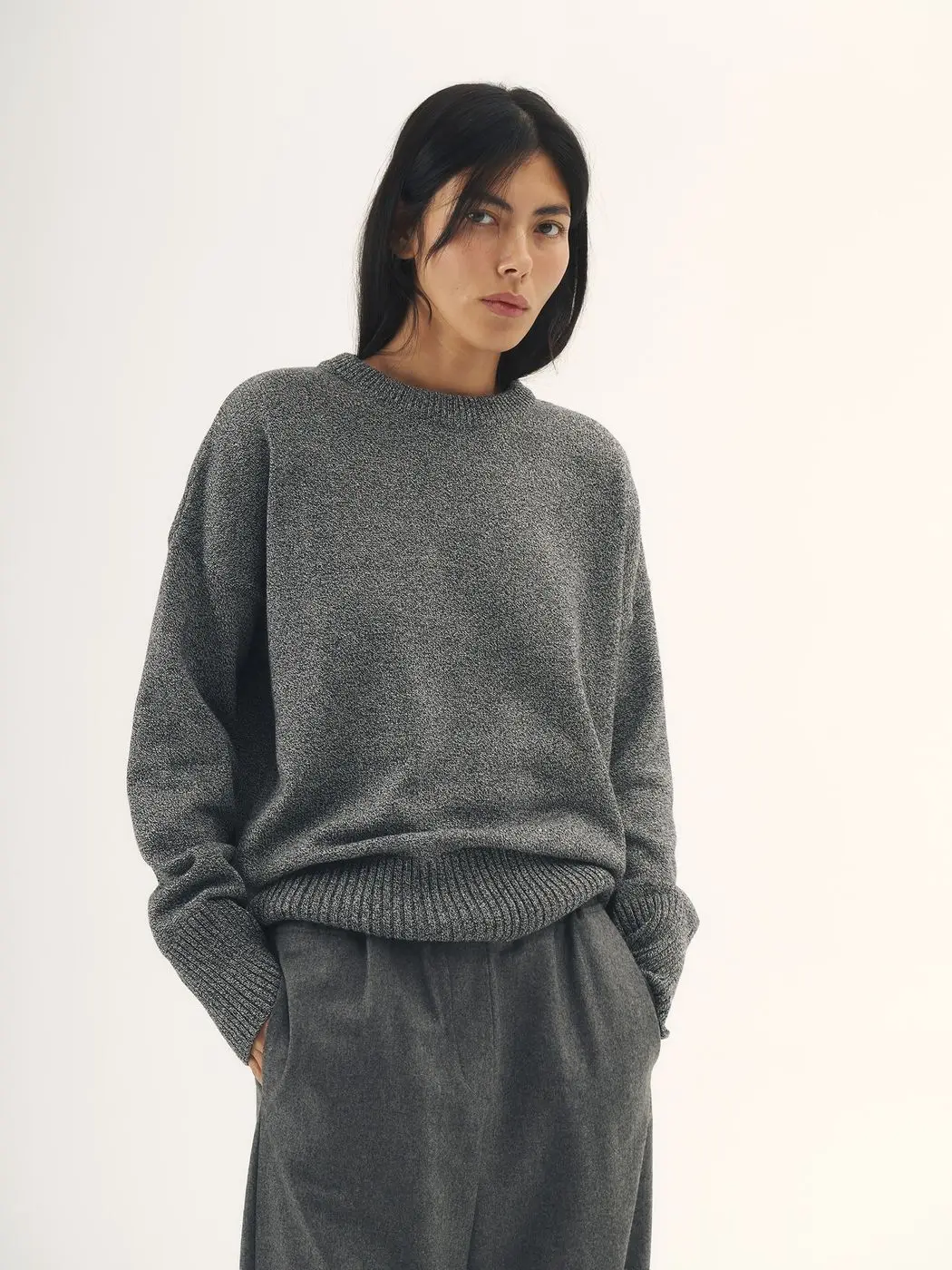 Джемпер гладкой вязки со спущенным плечом, черно-белый меланж