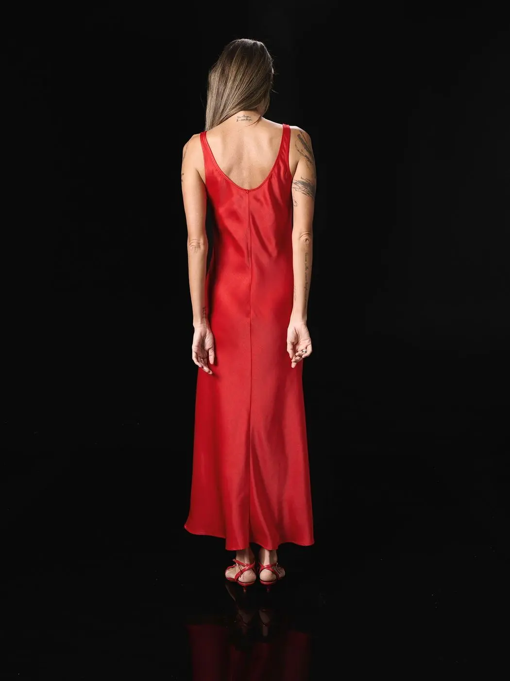 Комбинация прилегающего силуэта, красный