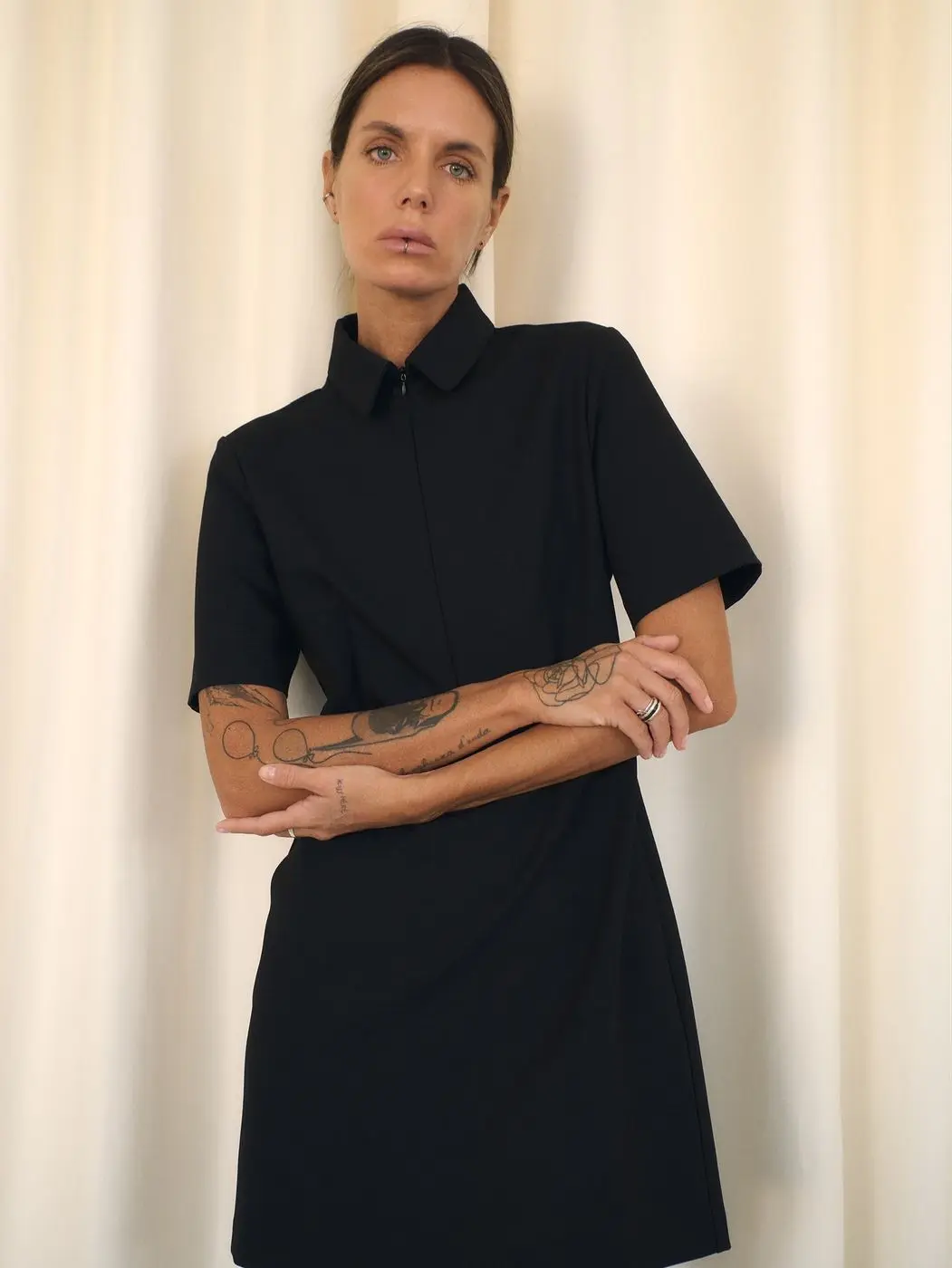 Платье мини с молнией на груди, черный