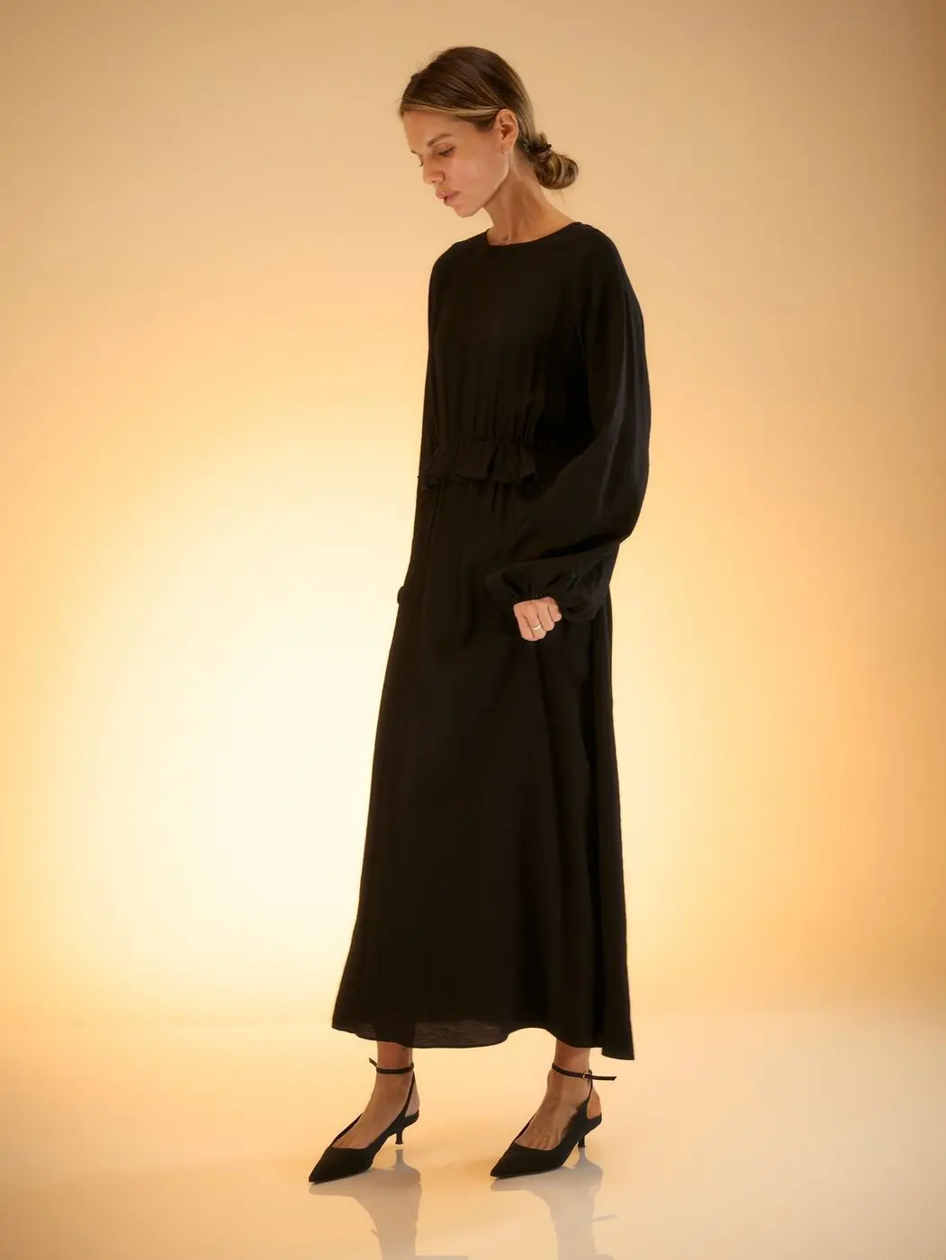 Платье фактурное с рюшем на талии, черный