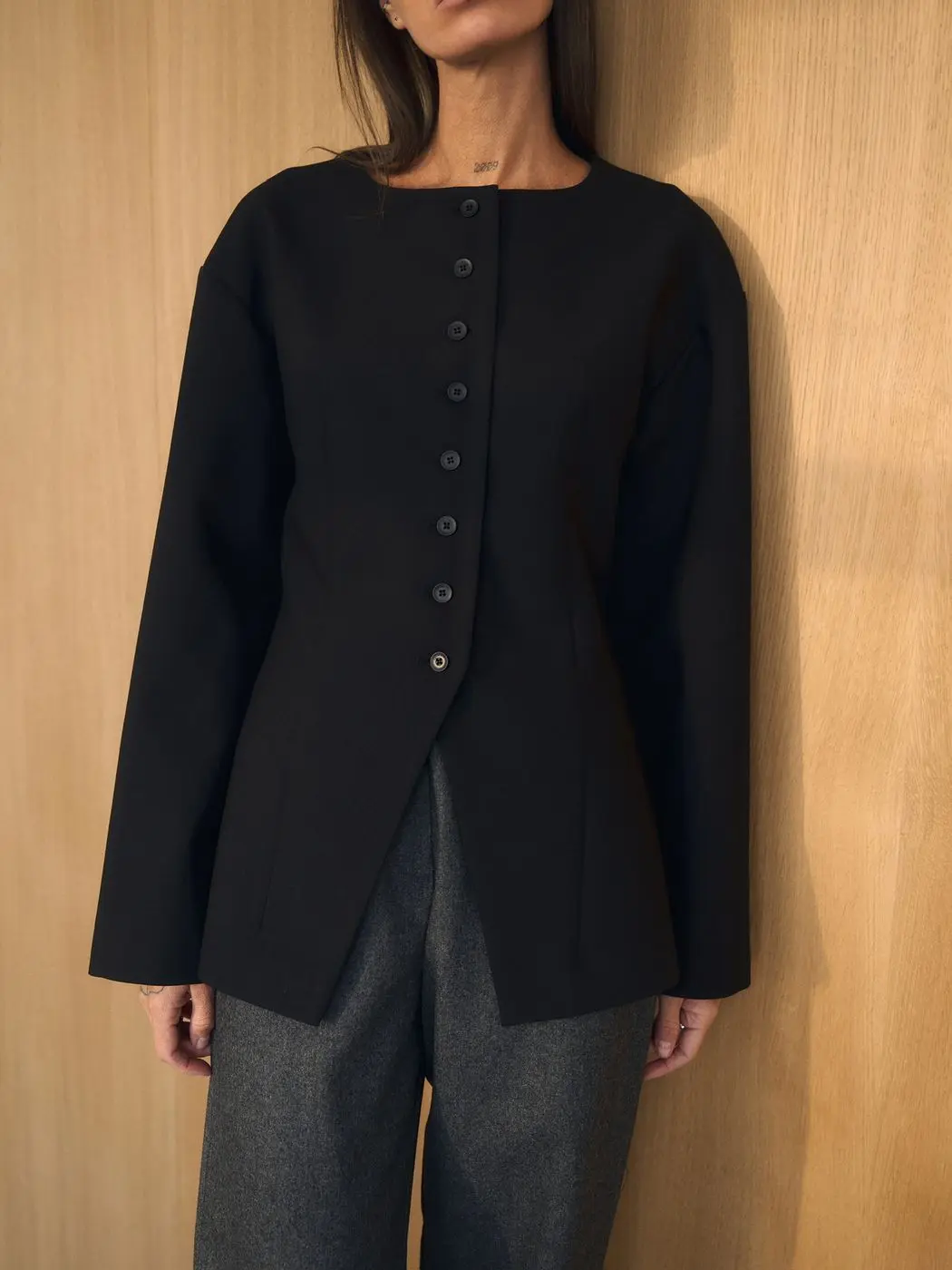 Жакет приталенный со спущенным плечом, черный