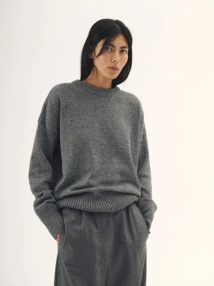 Джемпер гладкой вязки со спущенным плечом, черно-белый меланж