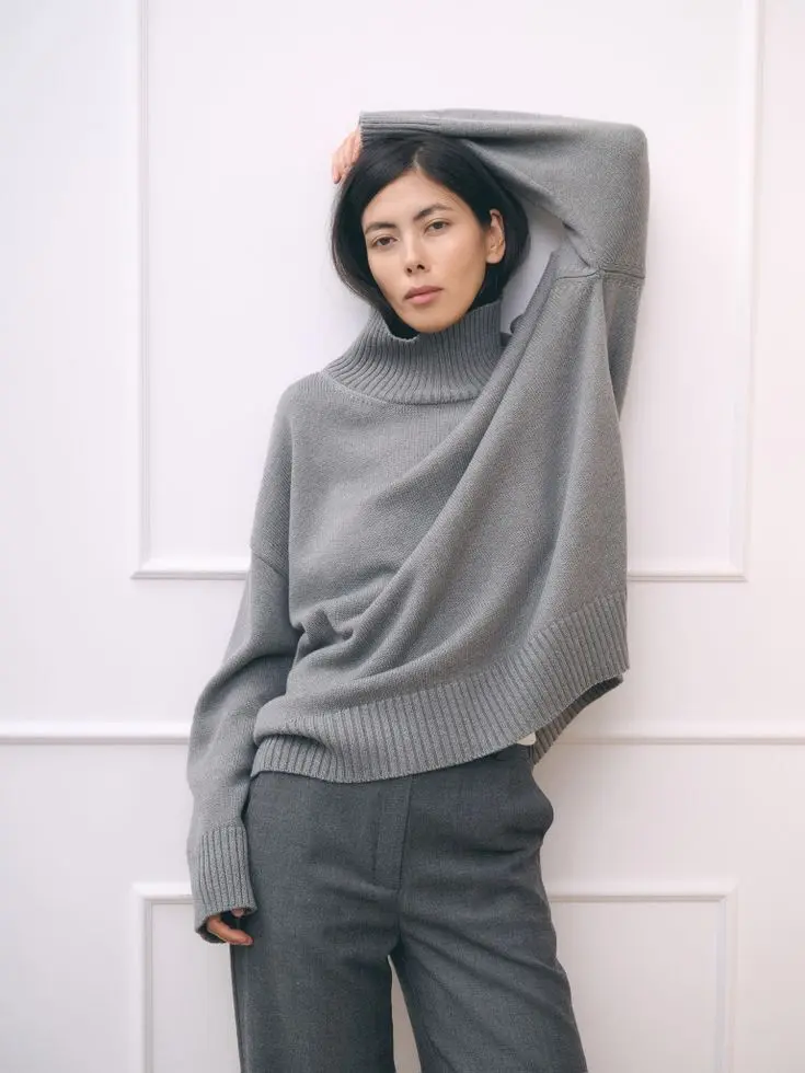 Свитер объемный с воротником-стойкой, серый