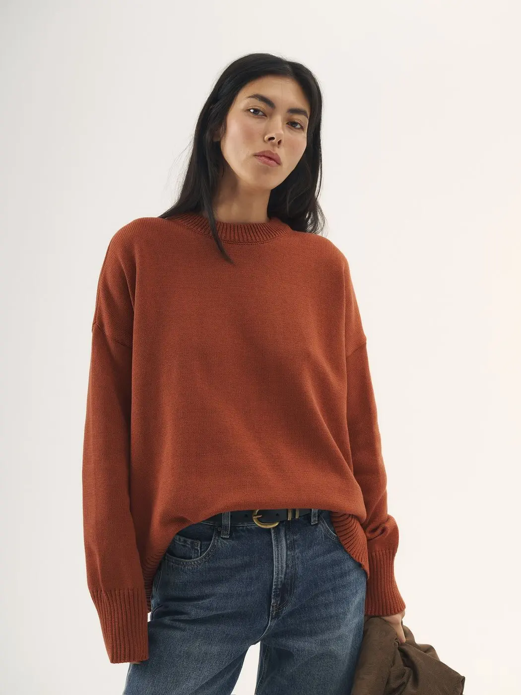 Джемпер гладкой вязки со спущенным плечом, охра