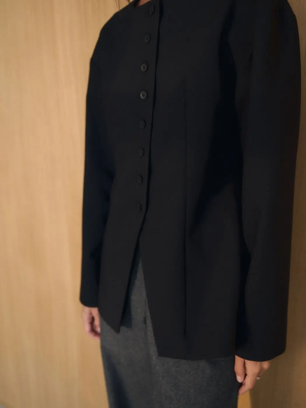 Жакет приталенный со спущенным плечом, черный