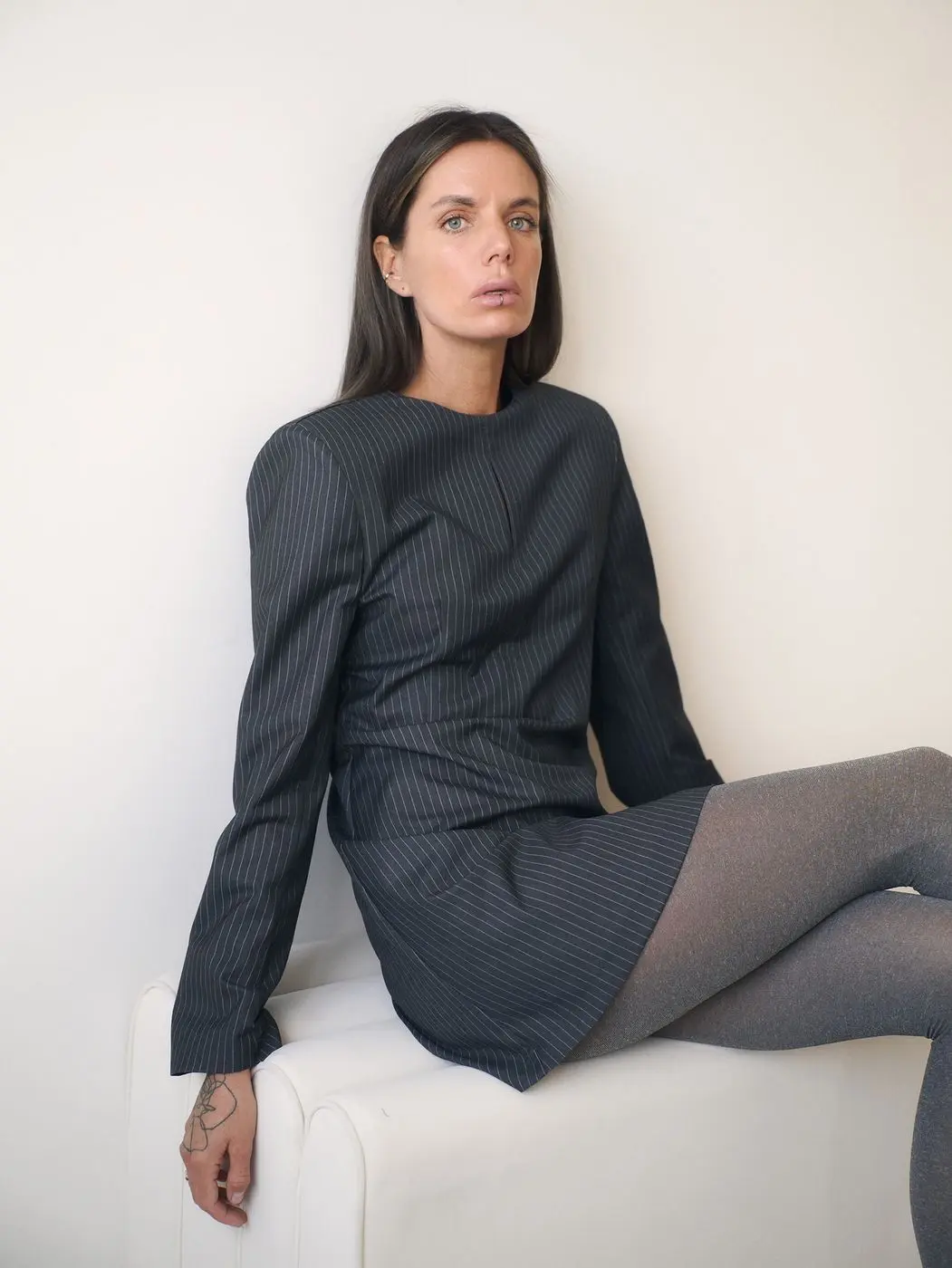 Платье мини с поясом, серый (принт:Полоска)