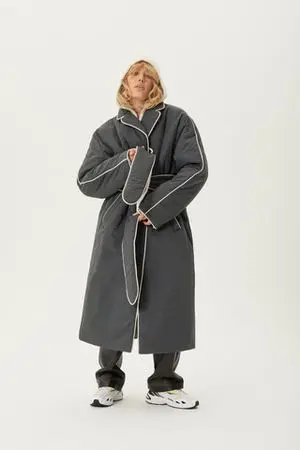 Объемное утепленное пальто с кантом, графитовое
