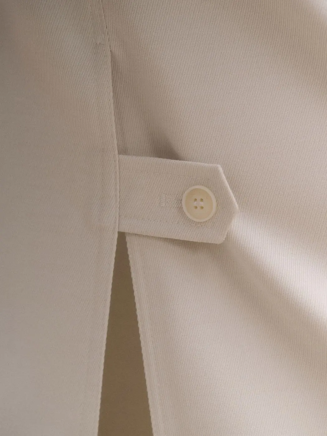 Юбка миди с хлястиком на шлице, молочный