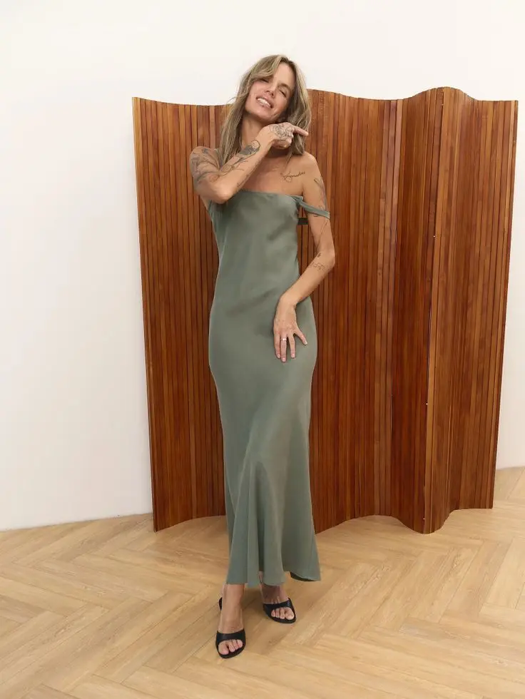 Комбинация прилегающего силуэта, хаки