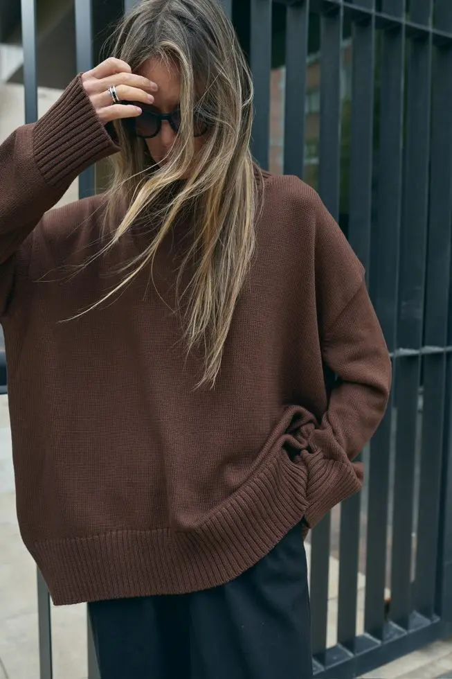 Свитер объемный с воротником-стойкой, шоколадный