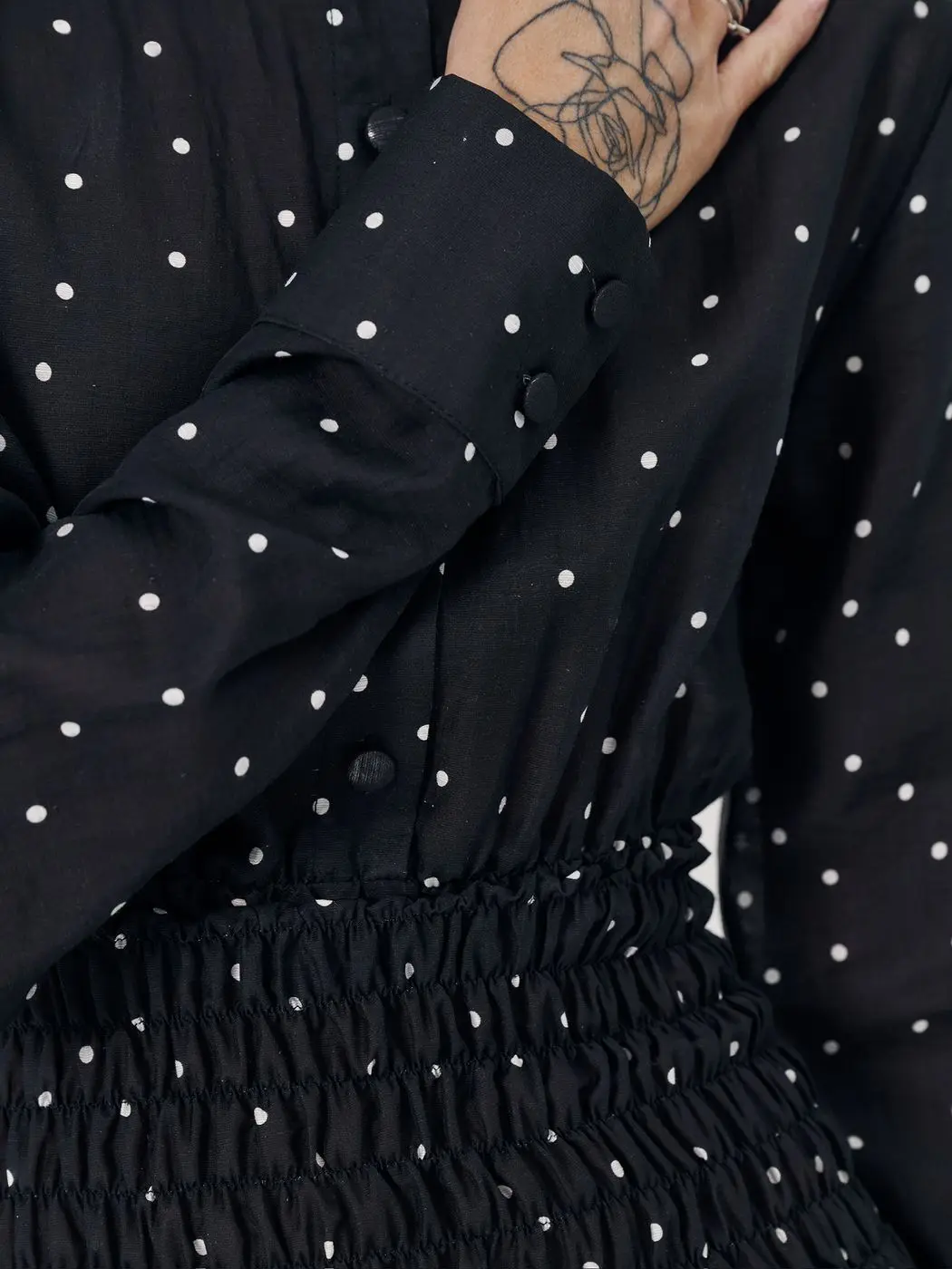 Платье макси с акцентной талией, черный (принт: Горох)