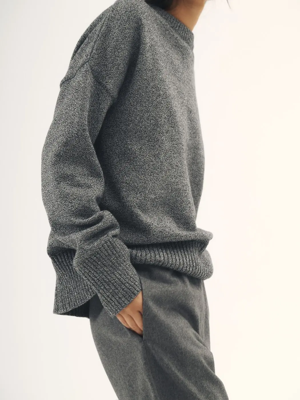 Джемпер гладкой вязки со спущенным плечом, черно-белый меланж