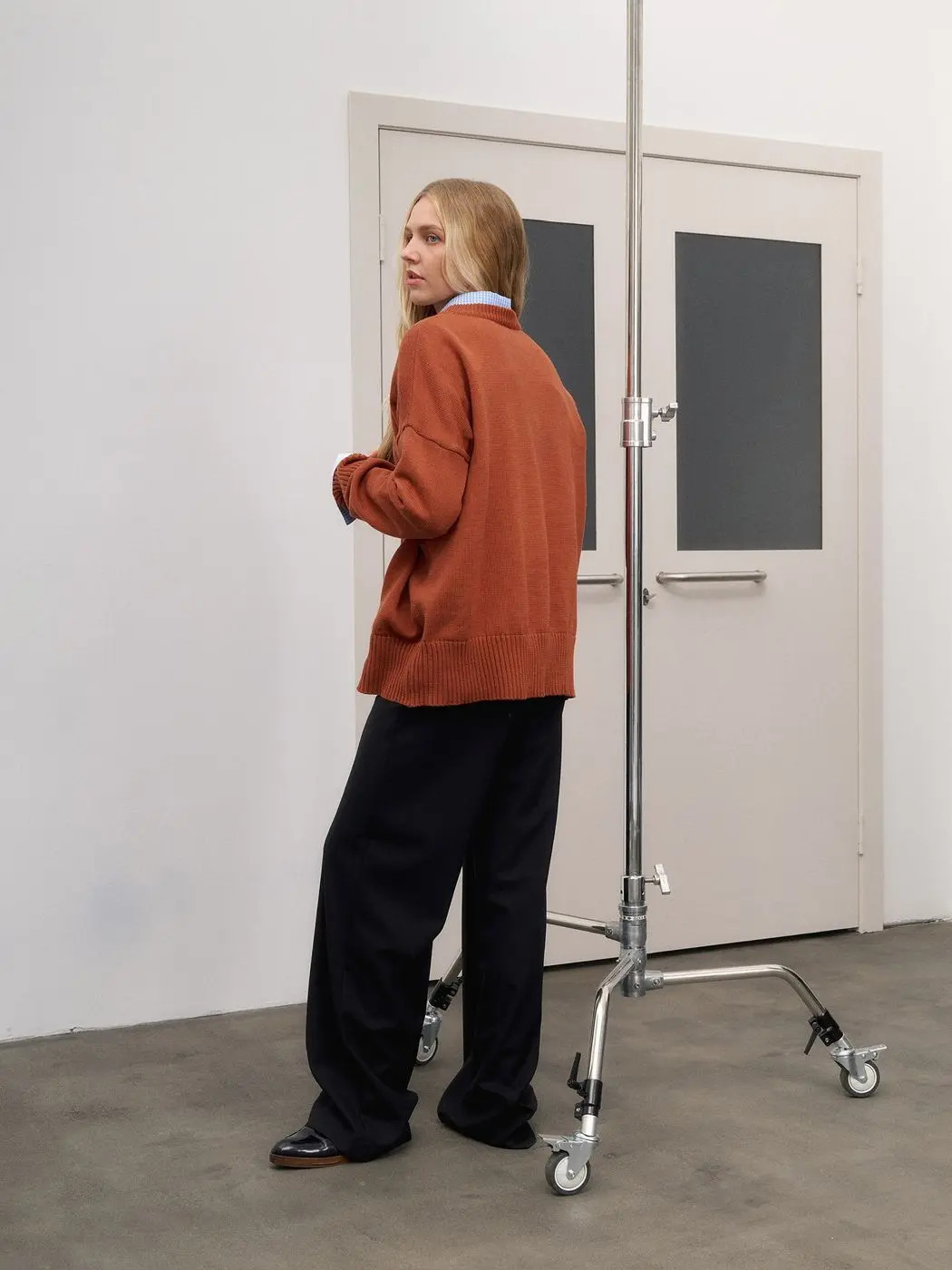 Джемпер гладкой вязки со спущенным плечом, охра